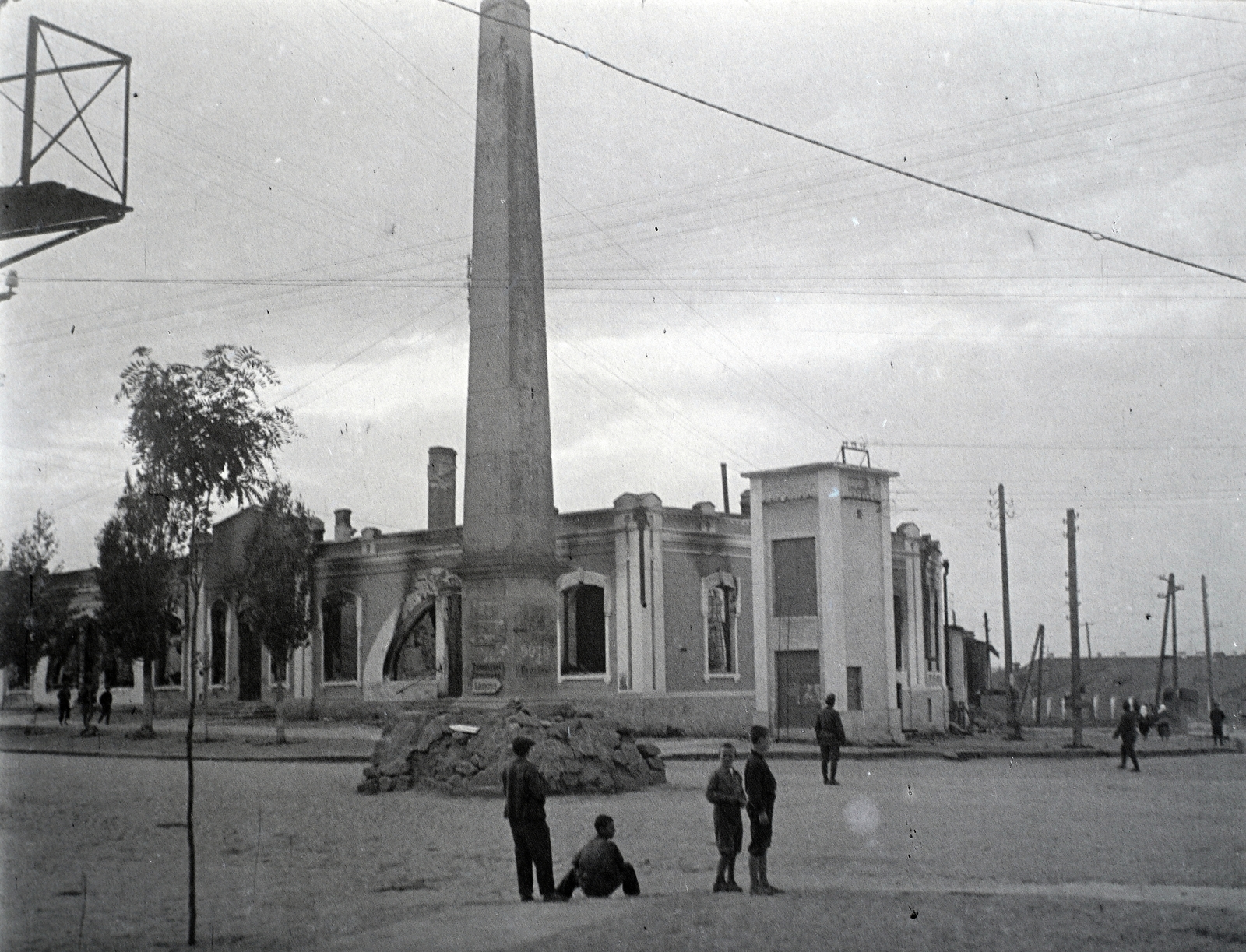 Ukraine, Tulcsin, Leontovics (Lenin) utca - Nezalezsnosztyi utca sarok, előtérben a Stanisław Szczęsny Potocki idejében felállított obeliszk., 1941, Varga Csaba dr., second World War, damaged building, eastern front, Fortepan #133536