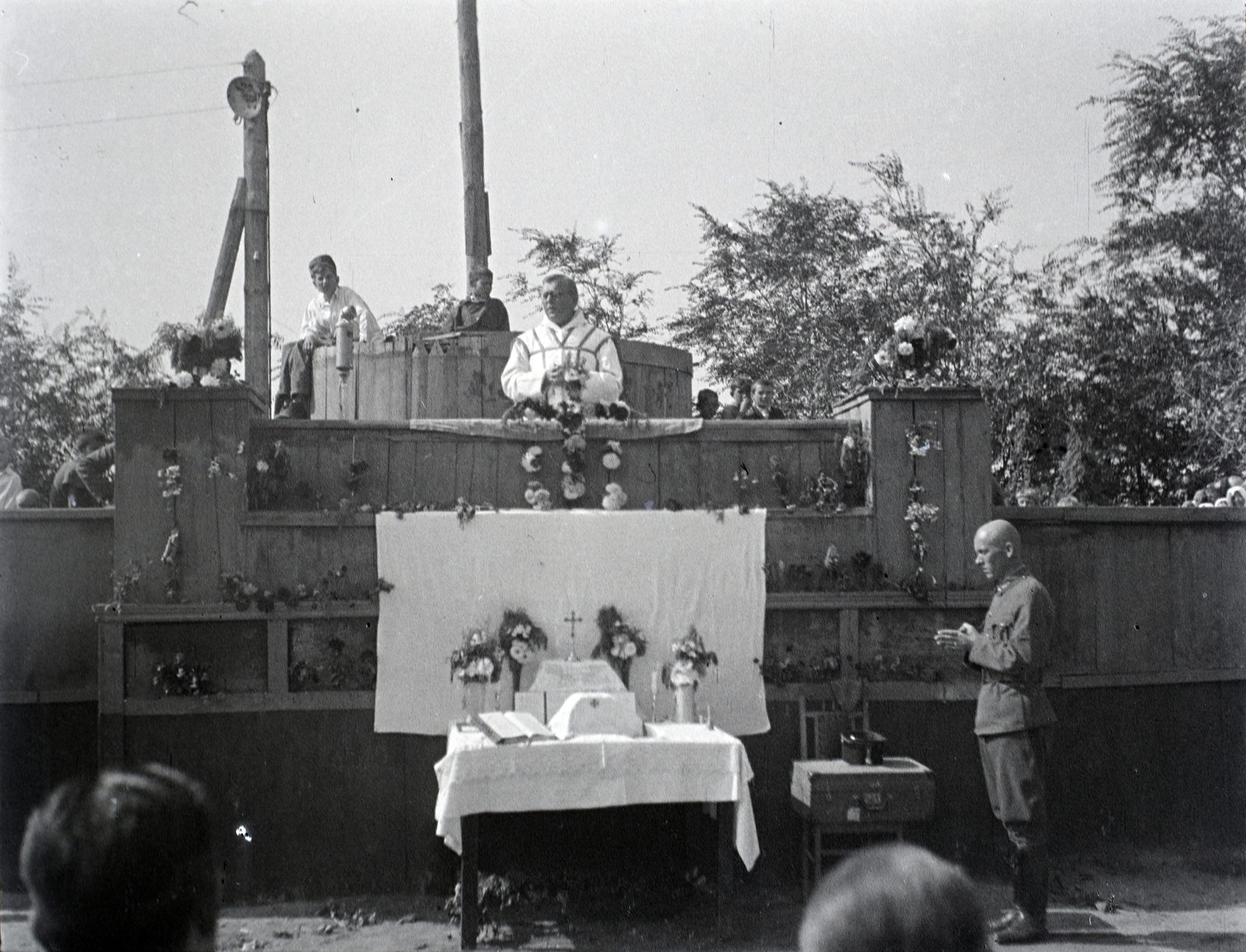 Ukraine, (ekkor Krivoj Rog), Hajnal András domonkos szerzetes, tábori lelkész, tábori misét cerebrál magyar katonáknak a mai Szent Miklós téren (szkver Szvjatoho Mikolaja)., 1941, Varga Csaba dr., uniform, second World War, soldier, altar, liturgy, pastor, eastern front, Fortepan #133539