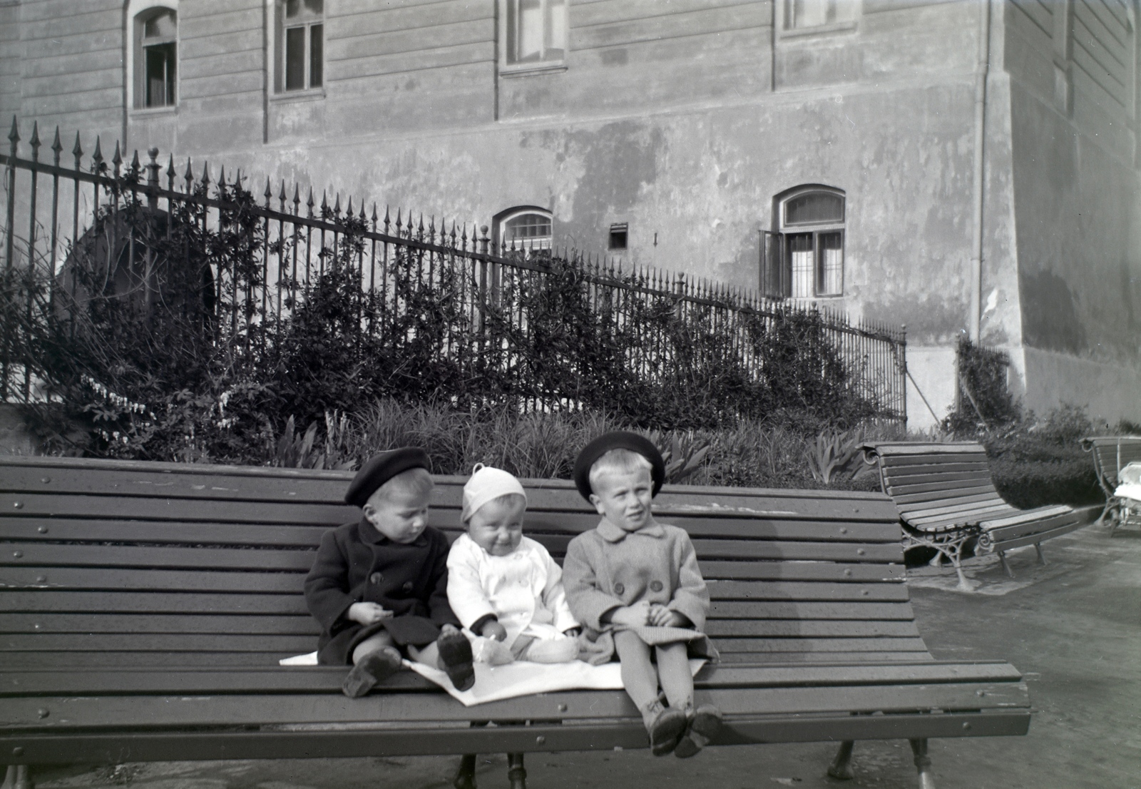 Hungary, Pécs, Dóm (Scitovszky) tér, háttérben a Káptalani levéltár., 1941, Varga Csaba dr., three people, bench, Fortepan #133564