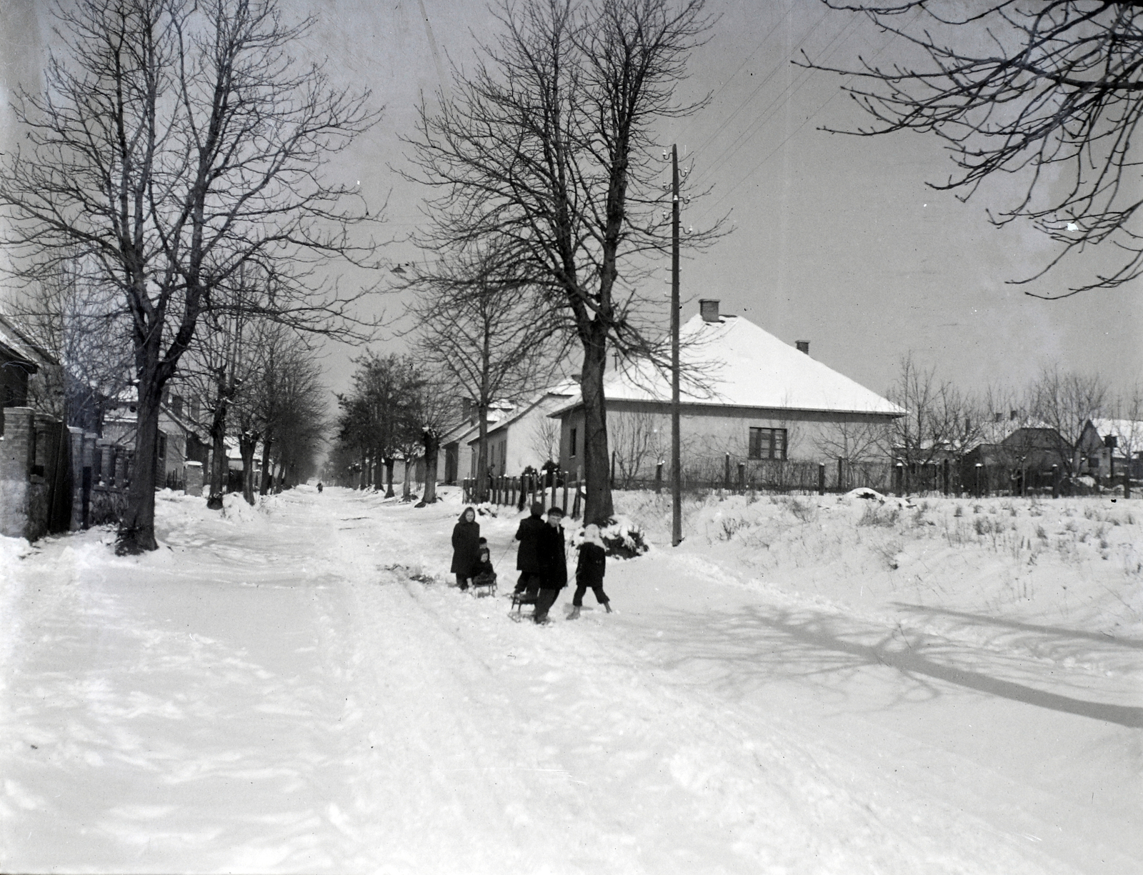 Hungary, Pécs, Dobó István utca., 1955, Varga Csaba dr., house, kids, sledge, snow, Fortepan #133572