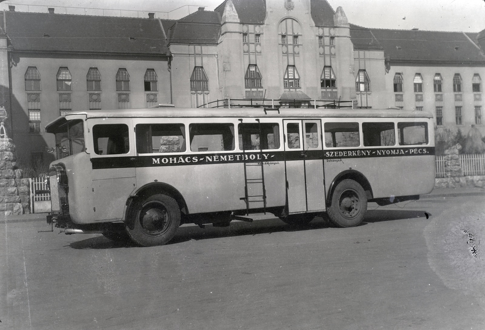 Magyarország, Pécs, Indóház tér, a Vasútigazgatóság épülete előtt a Feuerstahler Viktor (Szederkény) megrendelésére gyártott "a magyar vidék legnagyobb busza". A felépítményt a Varga Gyula Autókarosszéria- és Kocsigyár készítette MÁVAG--Mercedes-Benz alvázra., 1928, Varga Csaba dr., autóbusz, Fortepan #133576