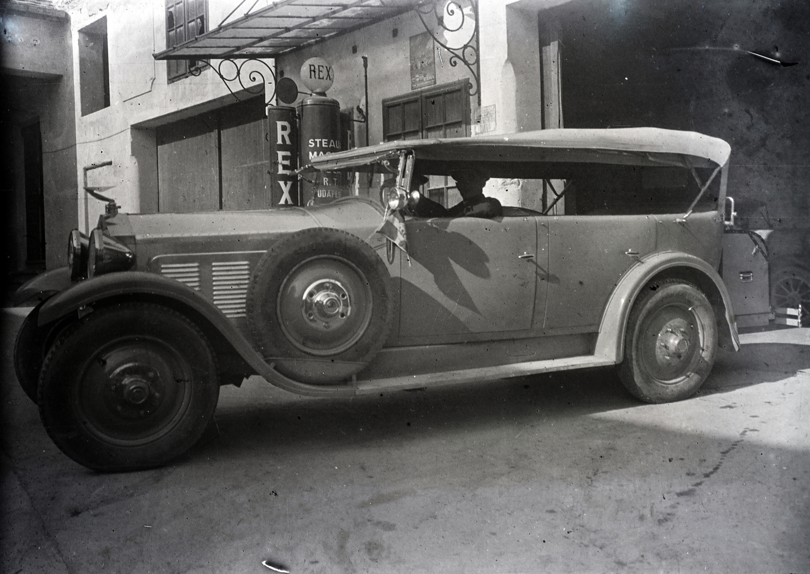Hungary, Pécs, Rákóczi út 34., Varga Gyula Autókarosszéria- és Kocsigyára, elkészült személyautó az üzem udvarában, REX benzinkút a háttérben., 1927, Varga Csaba dr., gas station, garage, Rex-brand, Fortepan #133582
