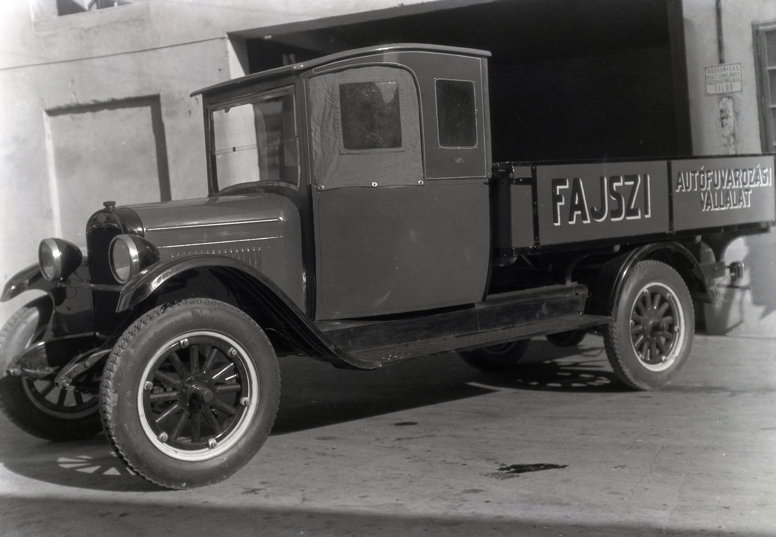 Magyarország, Pécs, Rákóczi út 34., Varga Gyula Autókarosszéria- és Kocsigyárának udvara, Chevrolet alvázra épített kisteherautó., 1935, Varga Csaba dr., teherautó, Fortepan #133588