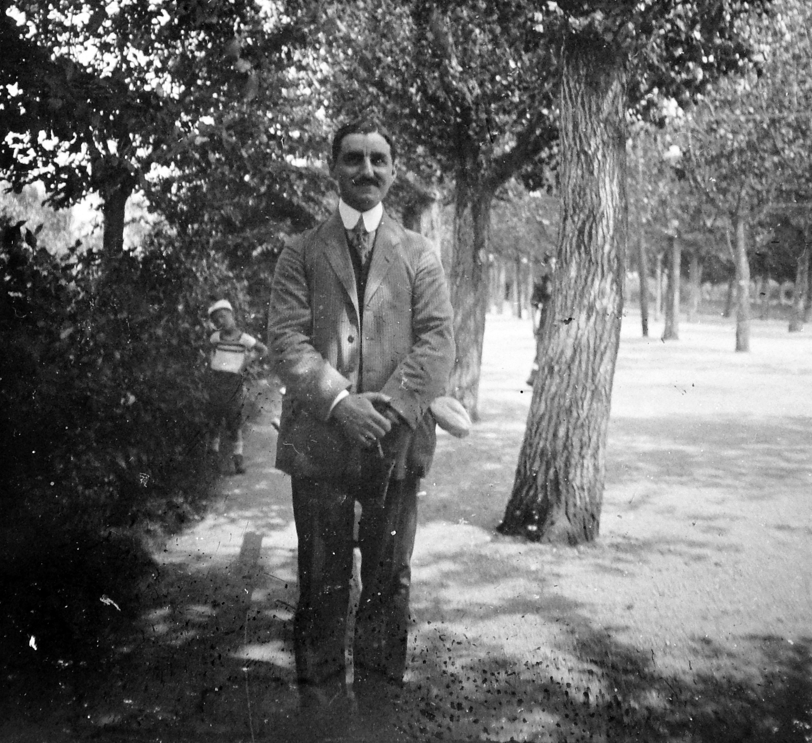1925, Fortepan, portré, park, férfi, póz, Fortepan #13359