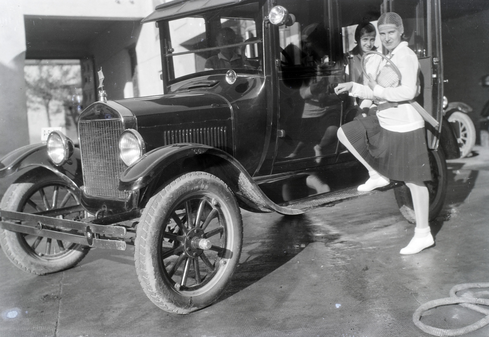 Hungary, Pécs, Rákóczi út 34., Varga Gyula Autókarosszéria- és Kocsigyárának udvara, balra a háttérben az utcai főkapu., 1931, Varga Csaba dr., Ford-brand, tennis rackets, automobile, girls'n'cars, Fortepan #133590