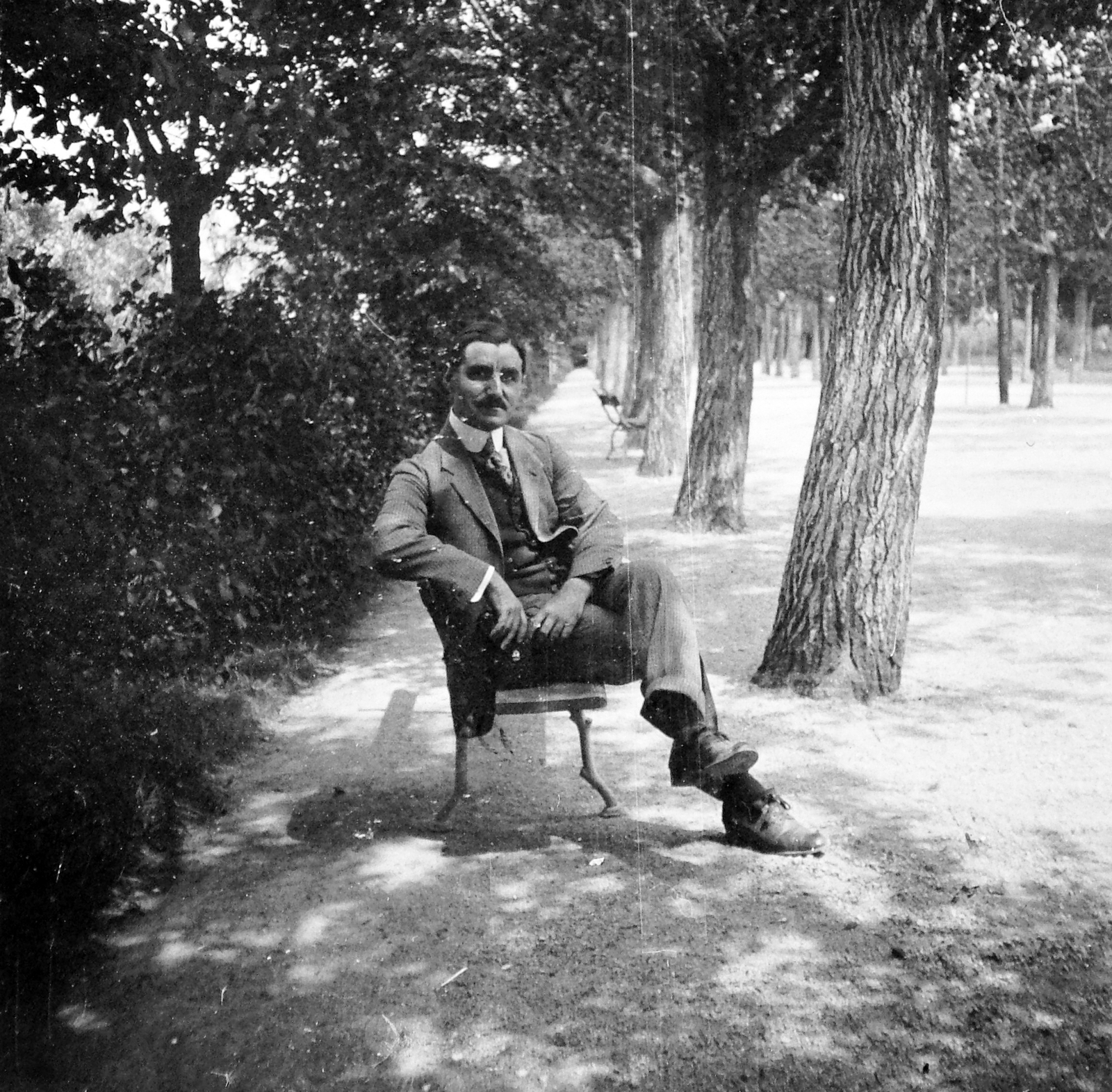 Magyarország, dr. Kosutány István orvos, később a Kézvonalak titka és a Kézvonalak-embersorsok című könyvek szerzője., 1925, Fortepan, portré, park, férfi, pad, átvetett láb, Fortepan #13360