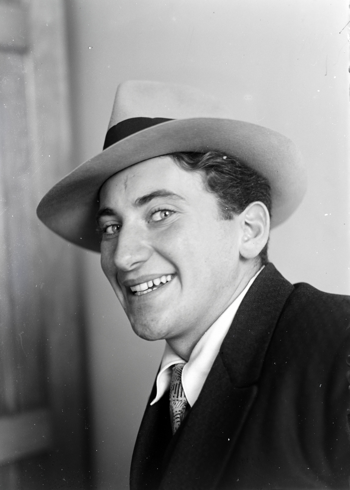 Hungary, Vinkler László festőművész., 1939, Vinkler Zsuzsi, hat, celebrity, smile, Fortepan #133650