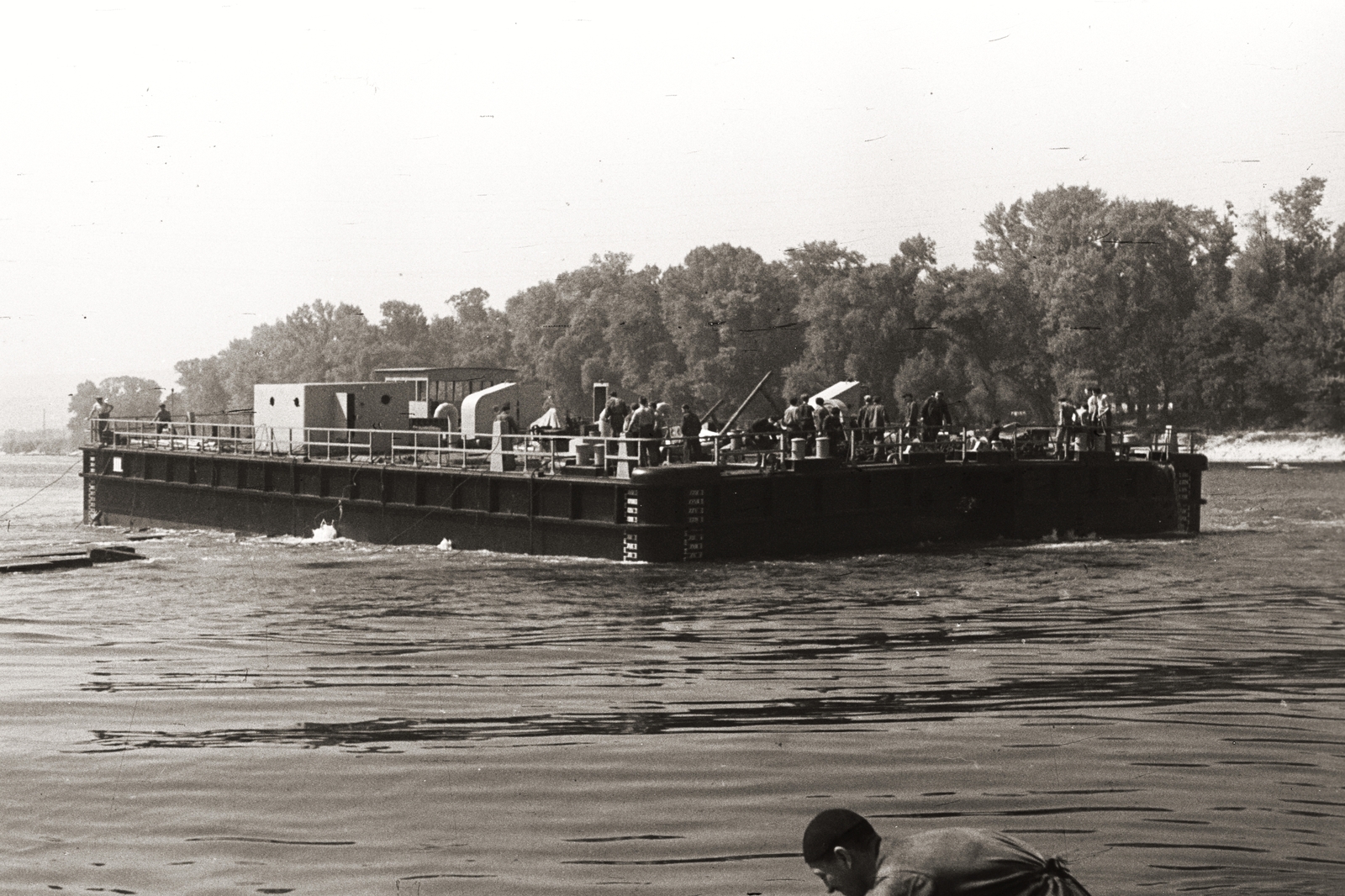 Hungary, Budapest XIII., Újpesti-öböl, Ganz Hajógyár, úszódaru hajótest vízre bocsátása után., 1949, Chuckyeager tumblr, Budapest, shore, Fortepan #133670