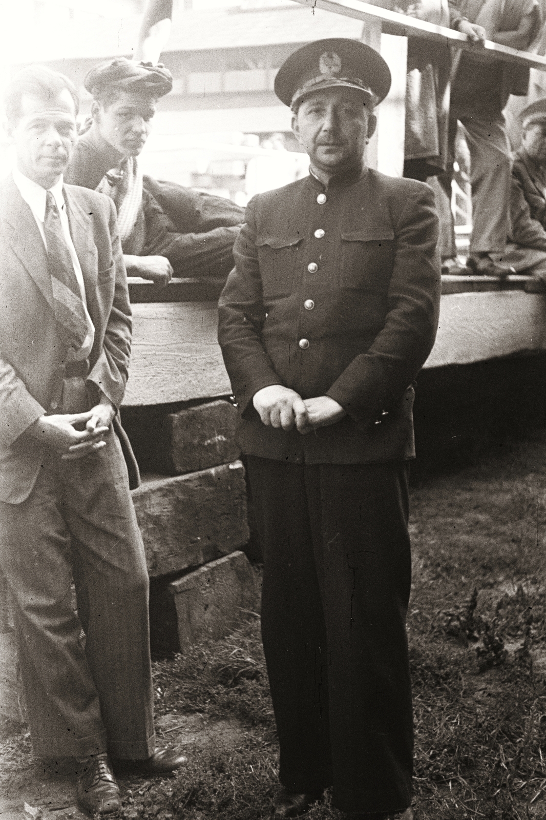 Hungary, Budapest XIII., Újpesti-öböl, a Ganz Hajógyár sólyája, úszódaru hajótest vízre bocsátásra várakozók., 1949, Chuckyeager tumblr, Budapest, man, uniform, Fortepan #133672