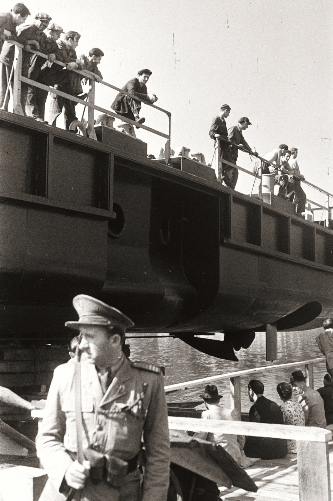 Hungary, Budapest XIII., Újpesti-öböl, a Ganz Hajógyár sólyája, úszódaru hajótest vízre bocsátása előtt., 1949, Chuckyeager tumblr, Budapest, soldier, railing, gaping, Fortepan #133676