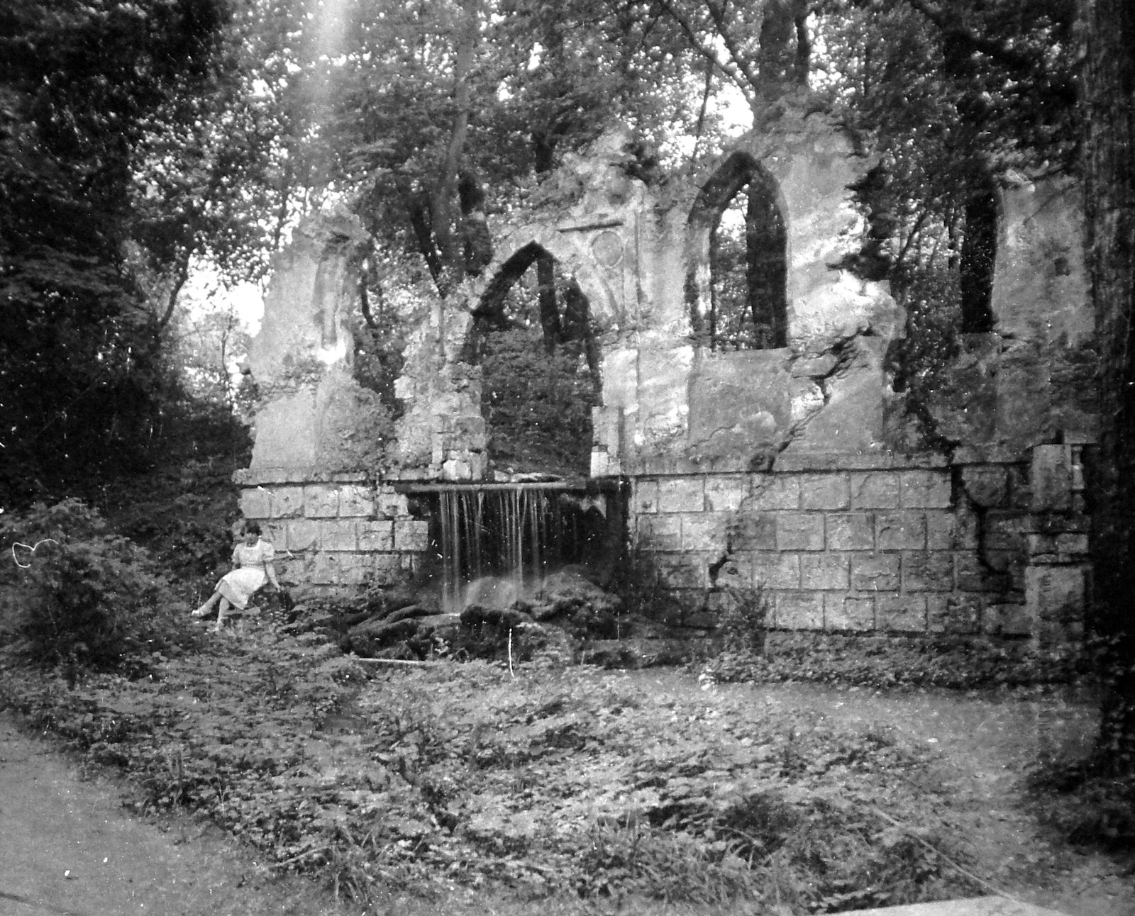 Magyarország, Tata, Esterházy család angolkertje, a Vértesszentkereszti apátság maradványainak felhasználásával készült műromok., 1920, Fortepan, vízesés, csúcsív, Charles de Moreau-terv, Fortepan #13368