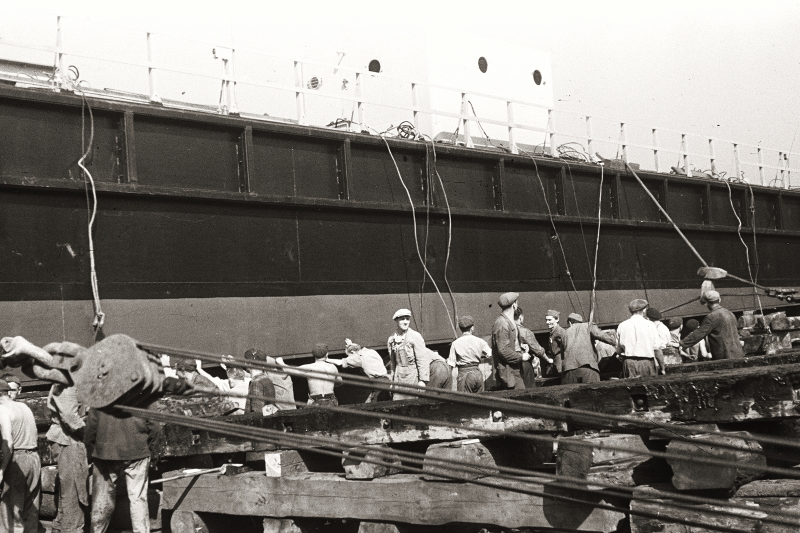 Magyarország, Budapest XIII., Újpesti-öböl, a Ganz Hajógyár sólyája, úszódaru hajótest vízre bocsátása előtt., 1949, Chuckyeager tumblr, Budapest, munkás, farönk, Fortepan #133681