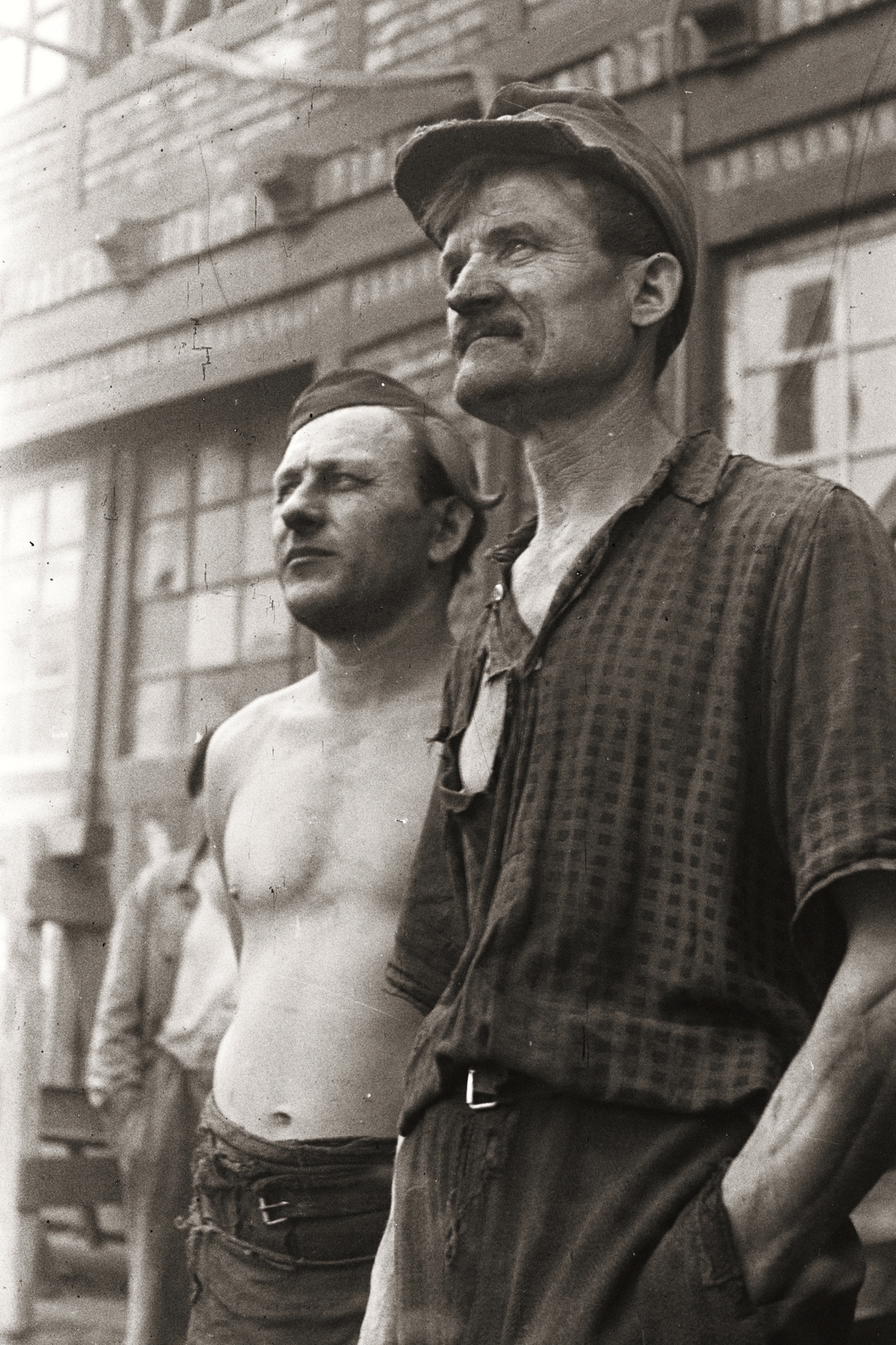 Hungary, Budapest XIII., Újpesti-öböl, a Ganz Hajógyár sólyája, munkások nézik az úszódaru hajótest vízre bocsátását., 1949, Chuckyeager tumblr, Budapest, half-naked, Fortepan #133682