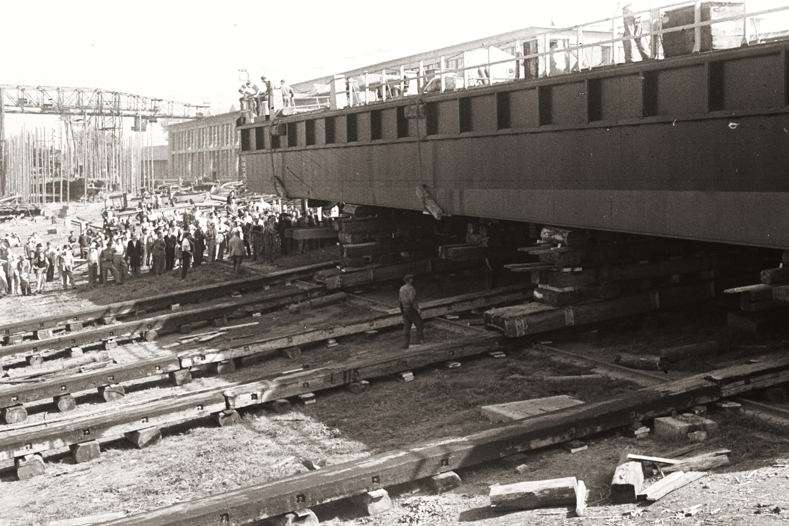 Hungary, Budapest XIII., Újpesti-öböl, a Ganz Hajógyár sólyája, úszódaru hajótest vízre bocsátása előtt., 1949, Chuckyeager tumblr, Budapest, worker, Fortepan #133683