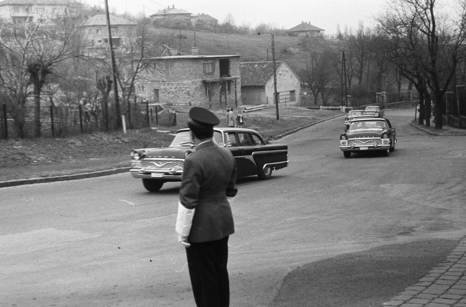 Magyarország, Budapest XII., Istenhegyi út a Szent Orbán (Orbán) térnél., 1962, Chuckyeager tumblr, GAZ-márka, automobil, rendszám, GAZ 13 Csajka, Budapest, rendőr, Fortepan #133696