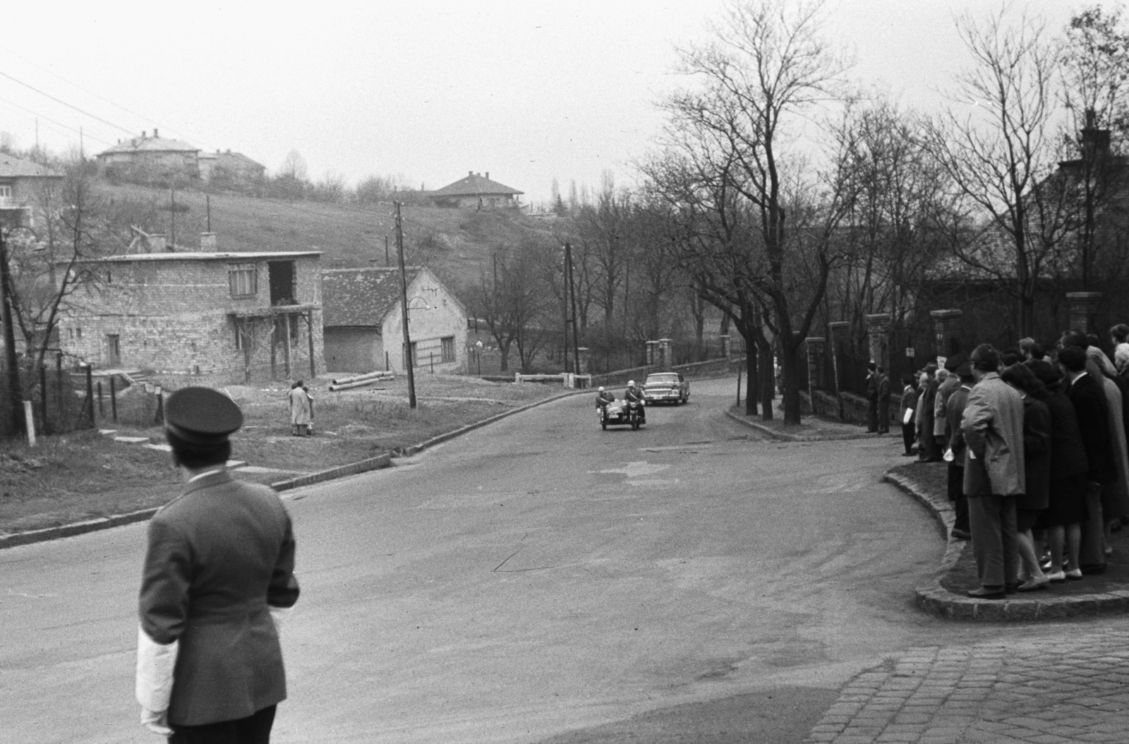 Hungary, Budapest XII., Istenhegyi út a Szent Orbán (Orbán) térnél., 1962, Chuckyeager tumblr, Budapest, automobile, motorcycle with sidecar, gaping, cop, GAZ-brand, police escort, Fortepan #133697