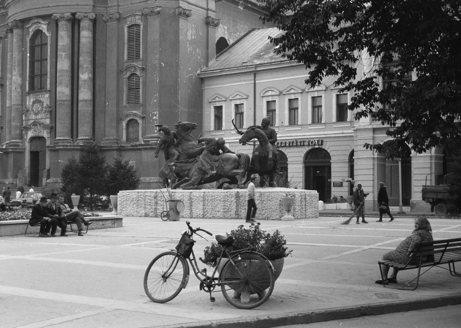 Magyarország, Eger, Dobó tér, Végvári vitézek szoborcsoport (Kisfaludi Strobl Zsigmond, 1967.)., 1972, Chuckyeager tumblr, kerékpár, tér, háztartási bolt, szoborcsoport, Fortepan #133715