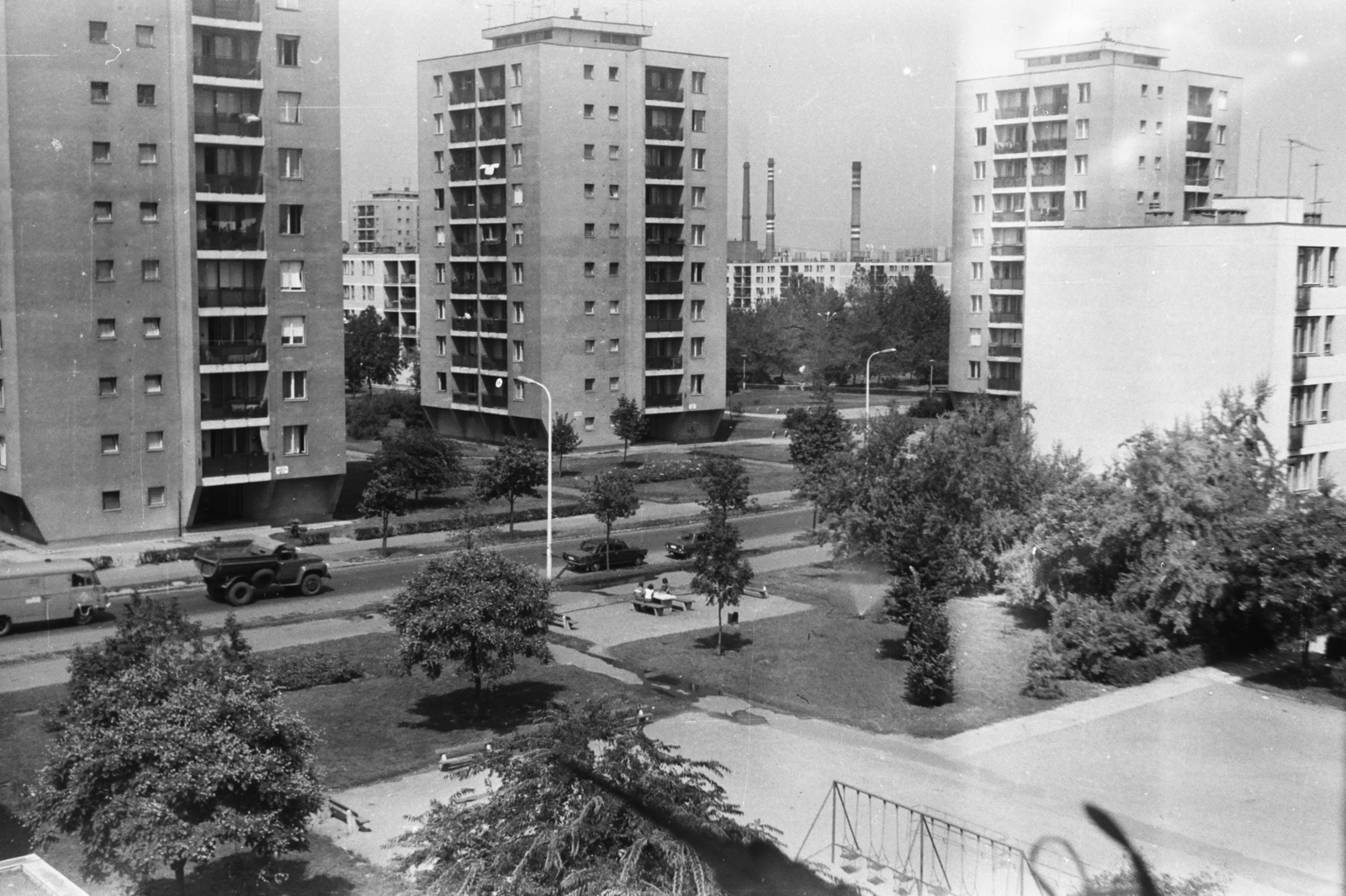 Hungary, Budapest XVIII., Lakatos úti lakótelep, kilátás az Építő utca 20/c számú épületből a Lakatos út 24., 26. és 28. számú toronyházak felé., 1978, Chuckyeager tumblr, Budapest, Fortepan #133720