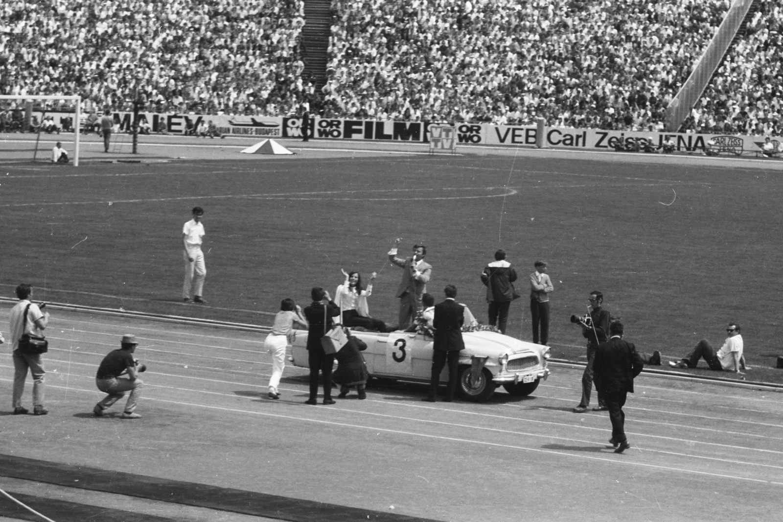 Magyarország, Népstadion, Budapest XIV., Színészek-Újságírók Rangadó (SZÚR), Koncz Zsuzsa és Aradszky László., 1969, Chuckyeager tumblr, Skoda Felicia, Budapest, Fortepan #133727