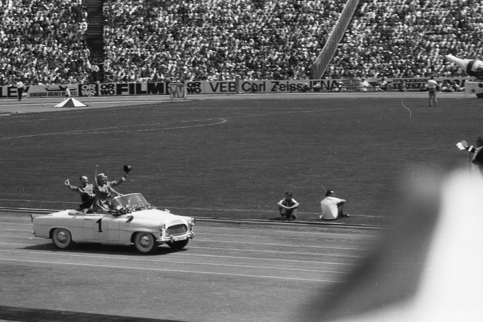 Magyarország, Népstadion, Budapest XIV., Színészek-Újságírók Rangadó (SZÚR), a gépkocsiban Latabár Kálmán és ifj. Latabár Kálmán (takarva)., 1969, Chuckyeager tumblr, Skoda Felicia, Budapest, Fortepan #133728