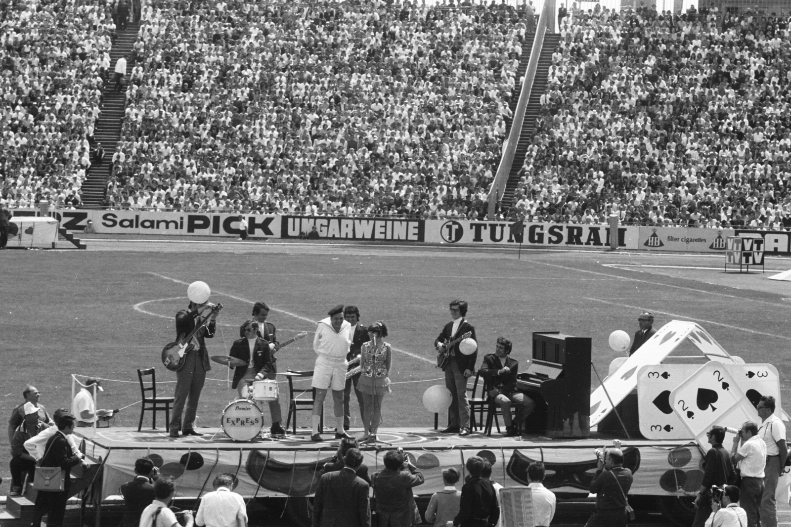 Magyarország, Népstadion, Budapest XIV., Színészek-Újságírók Rangadó (SZÚR), Rátonyi Róbert, Rátonyi Hajnalka és az Express együttes., 1969, Chuckyeager tumblr, Budapest, Fortepan #133729