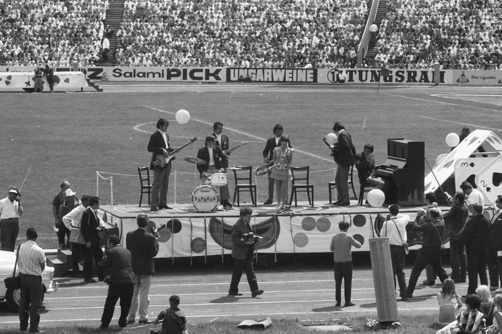 Magyarország, Népstadion, Budapest XIV., Színészek-Újságírók Rangadó (SZÚR), Rátonyi Hajnalka és az Express együttes., 1969, Chuckyeager tumblr, Budapest, Fortepan #133730