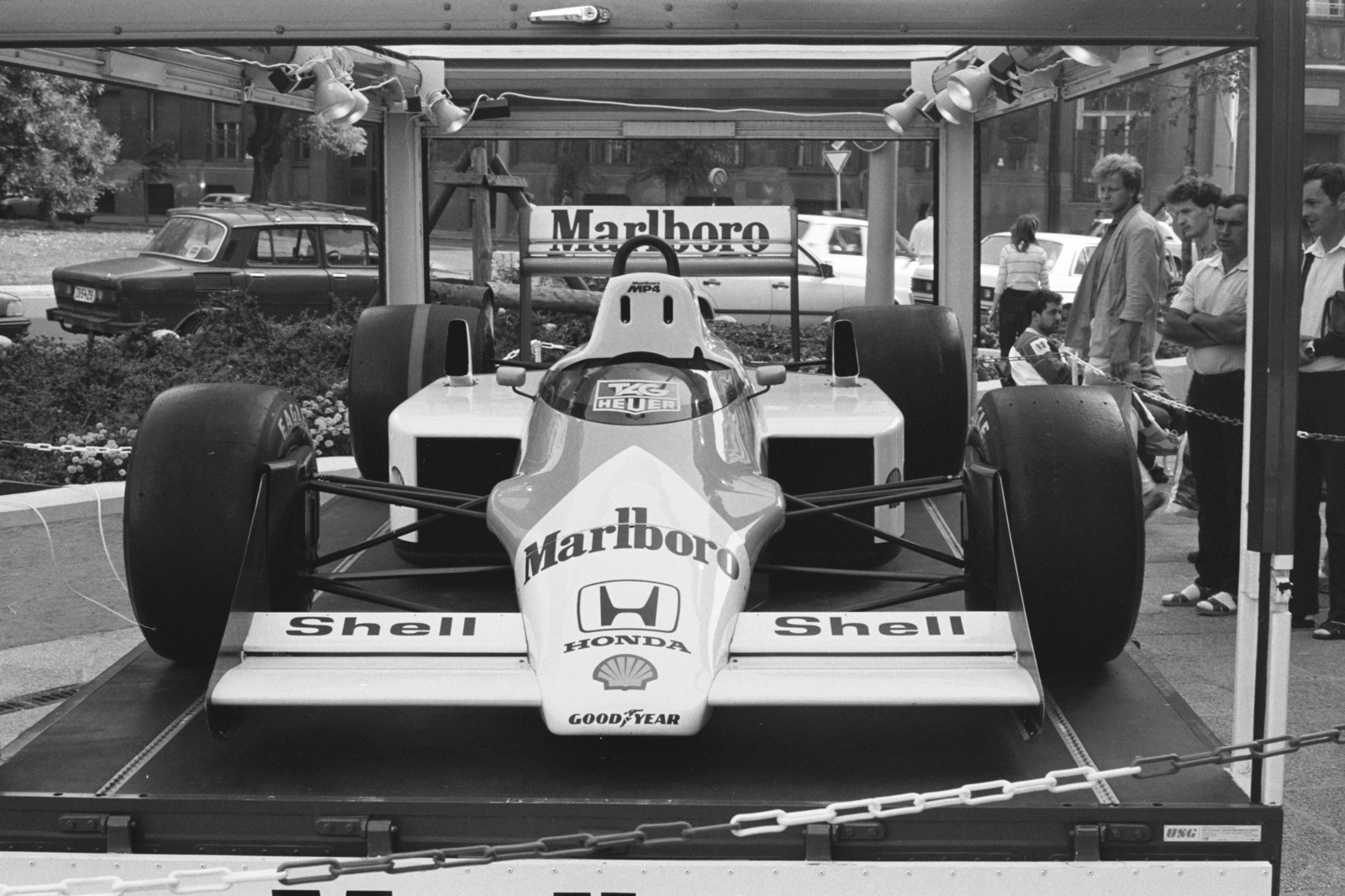 Hungary, Budapest V., Széchenyi István (Roosevelt) tér, a Formula-1 harmadik magyar nagydíjon résztvevő McLaren-Honda csapat versenyautója. Háttérben a Belügyminisztérium épülete., 1988, Chuckyeager tumblr, Honda-brand, Shell-brand, Budapest, Goodyear-brand, Formula-1, Marlboro-brand, regime change, Fortepan #133740