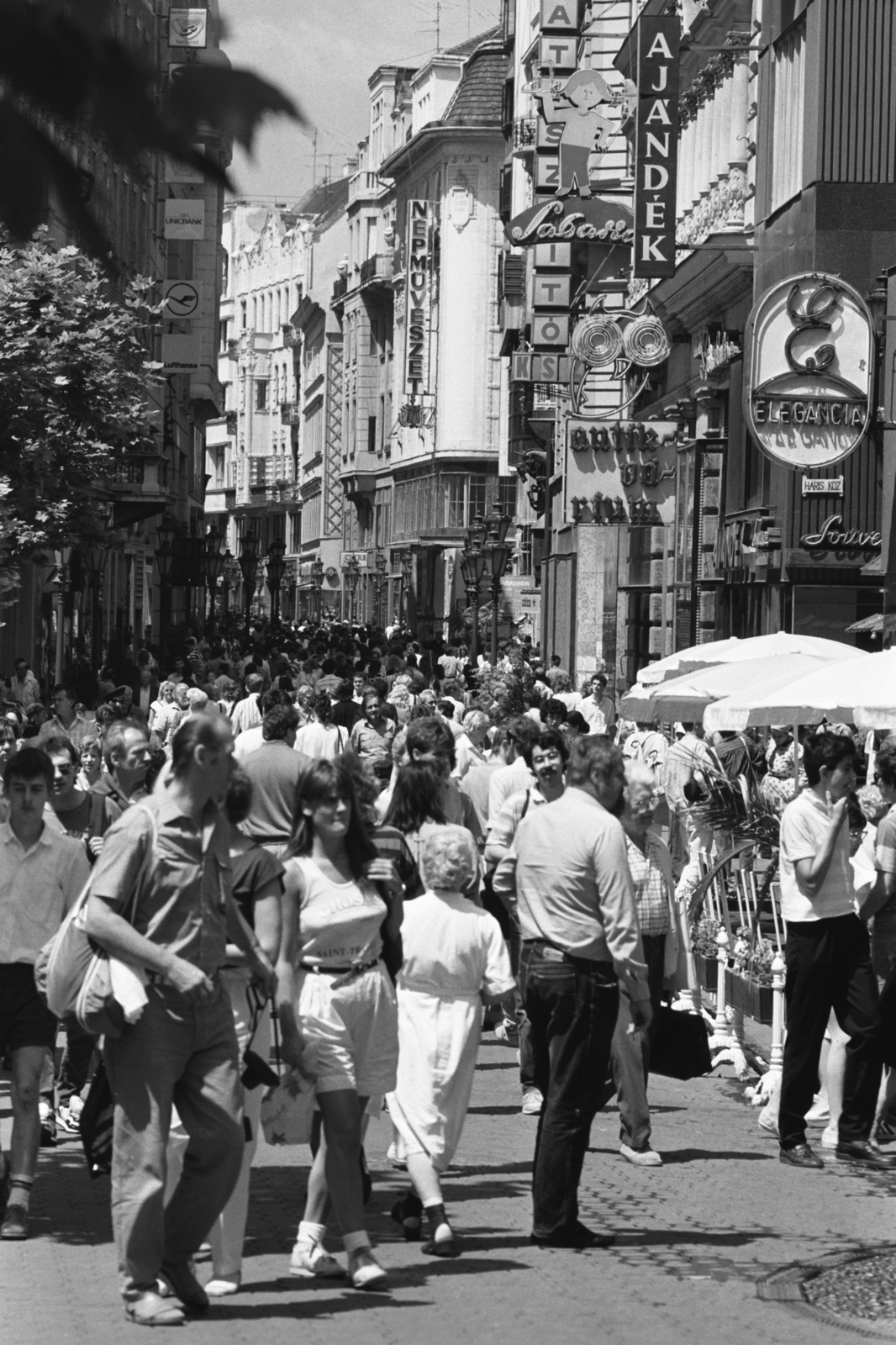 Hungary, Budapest V., Váci utca a Kígyó utca felől a Régi posta utca irányába nézve., 1988, Chuckyeager tumblr, Budapest, Fortepan #133745