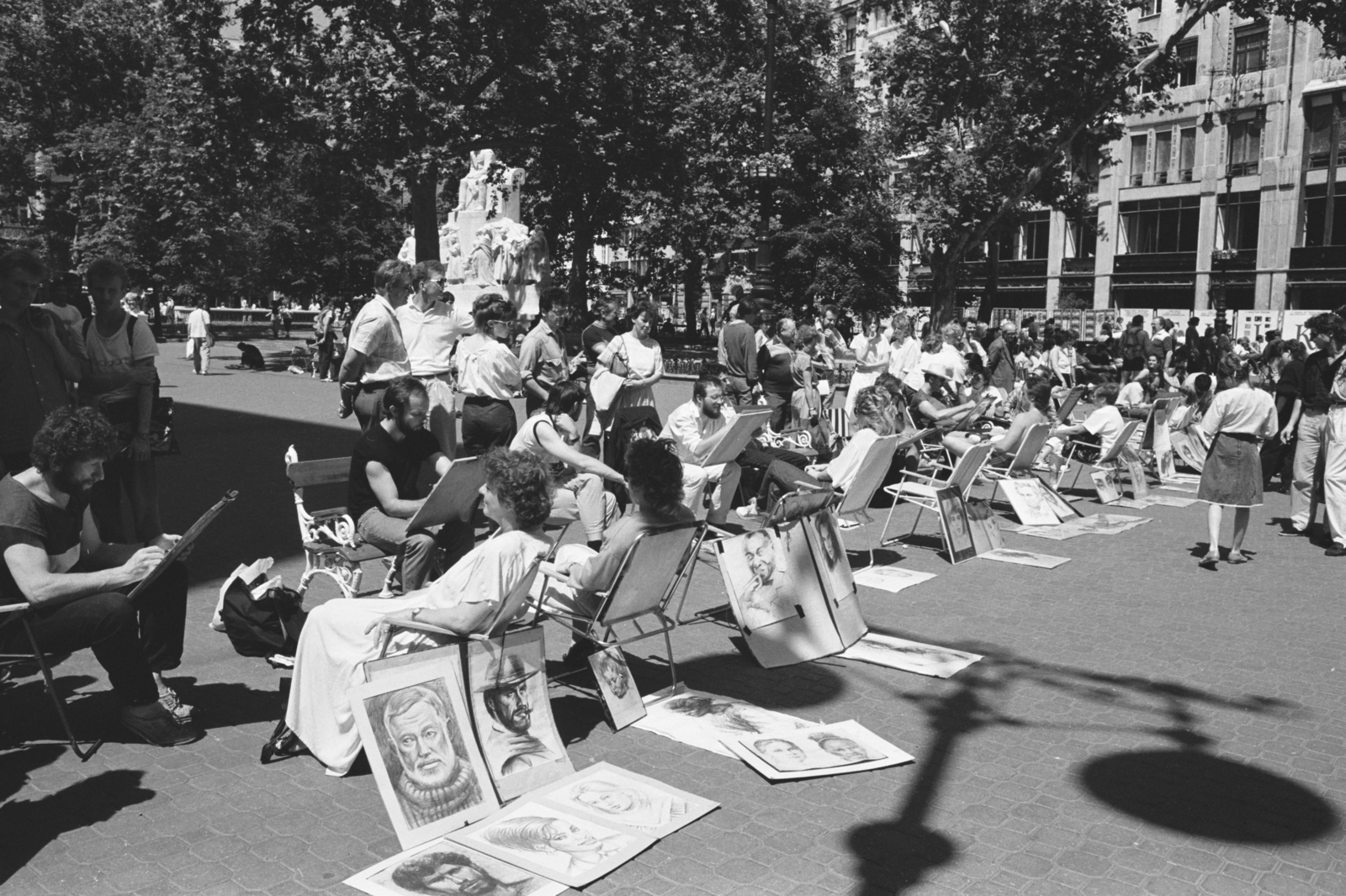 Hungary, Budapest V., Vörösmarty tér, középen Vörösmarty Mihály szobra, jobbra a Luxus Áruház., 1988, Chuckyeager tumblr, Budapest, street portrait drawing, Fortepan #133747