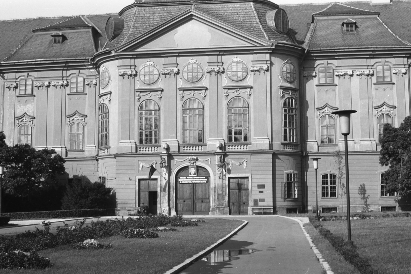 Romania,Transylvania, Oradea, római katolikus püspöki palota., 1980, Chuckyeager tumblr, Nicolae Ceaușescu-portrayal, Fortepan #133751