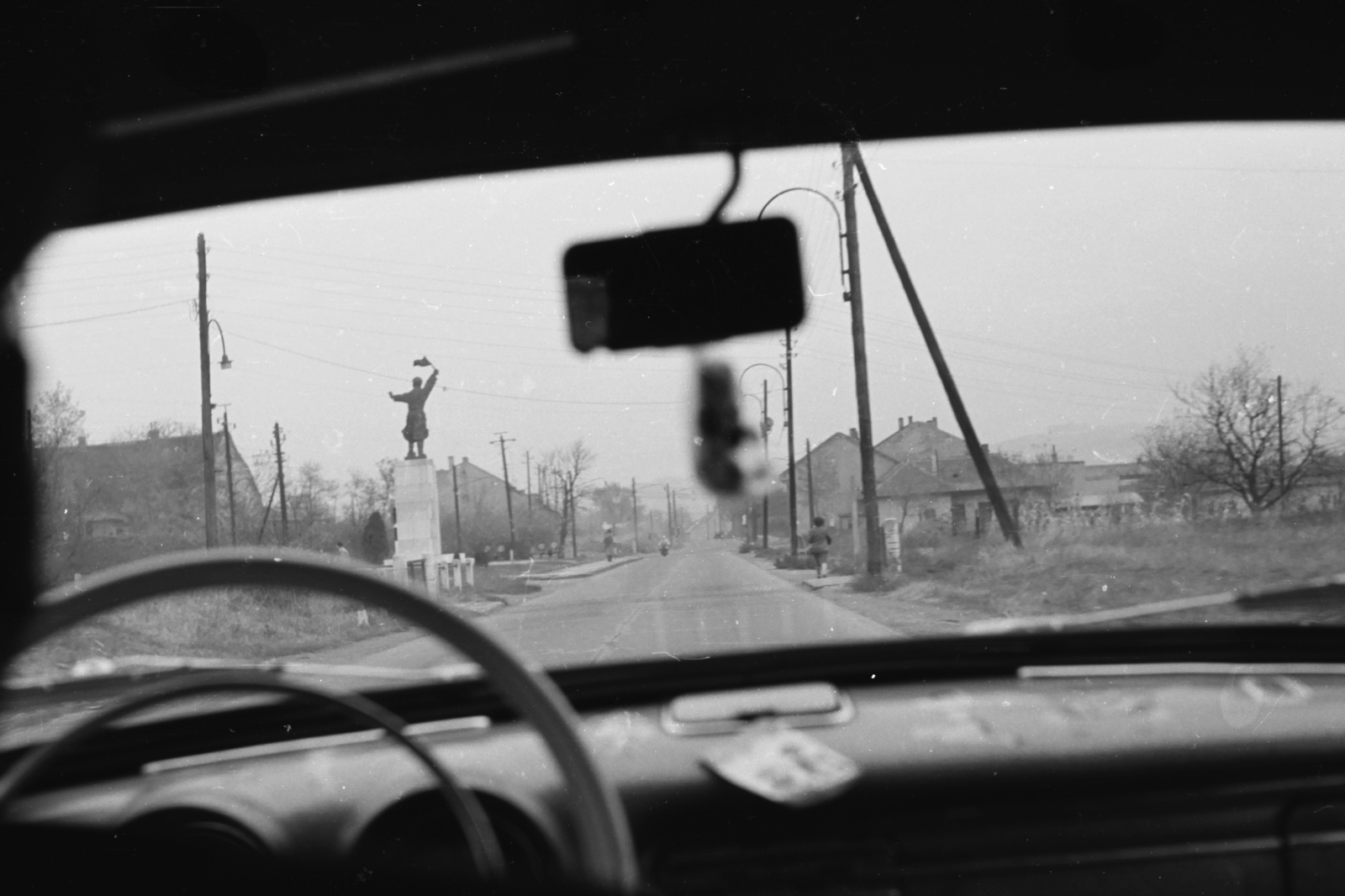 Hungary, Budapest XI., a Balatoni út bevezető szakasza az Osztapenko szobor és a Budaörsi út házai felé nézve., 1964, Chuckyeager tumblr, Ostapenko Ilya portrayal, Budapest, steering wheel, vehicle interior, Fortepan #133754