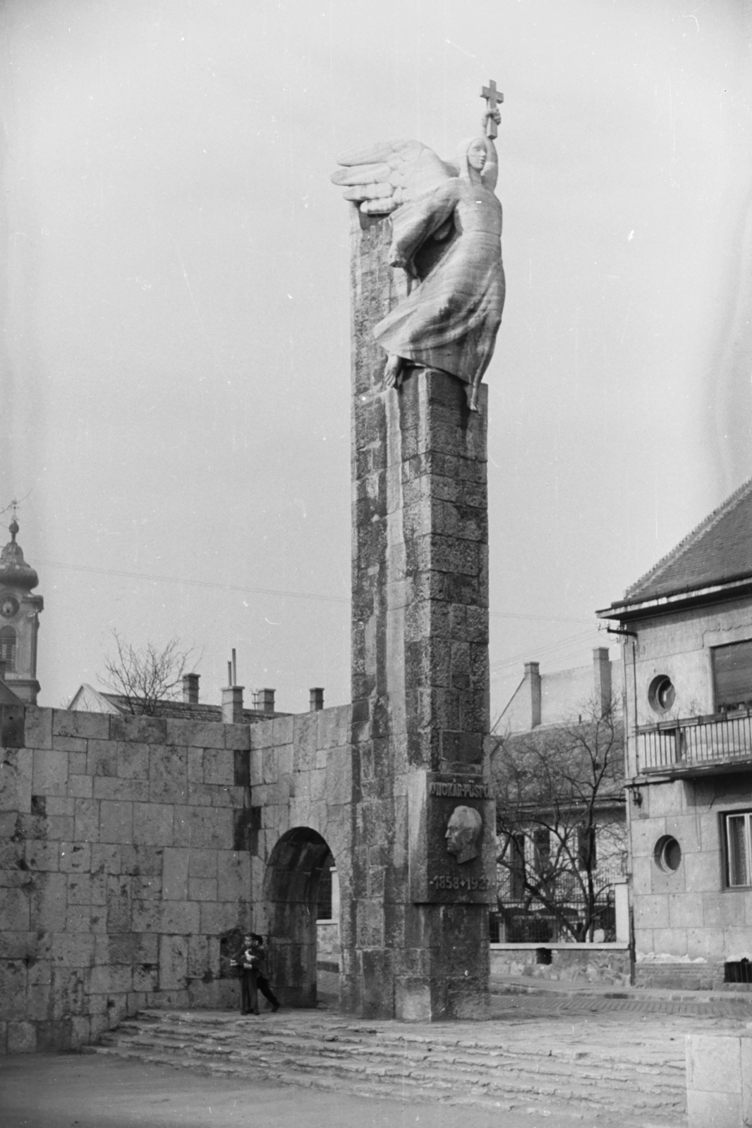 Hungary, Székesfehérvár, Prohászka liget, Prohászka Ottokár emlékműve (Ohmann Béla, 1943.)., 1960, Chuckyeager tumblr, castle wall, Fortepan #133758