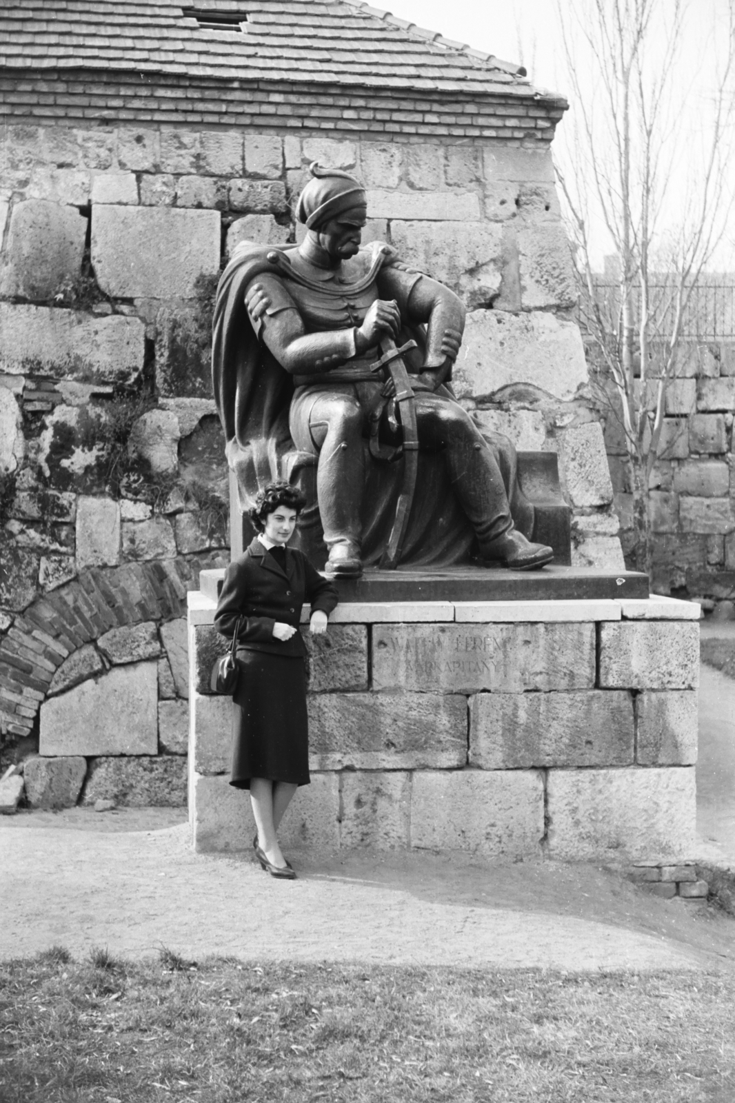 Hungary, Székesfehérvár, Prohászka liget, Wathay Ferenc várkapitány szobra (Lux Elek, 1937.)., 1960, Chuckyeager tumblr, sculpture, castle wall, Fortepan #133759