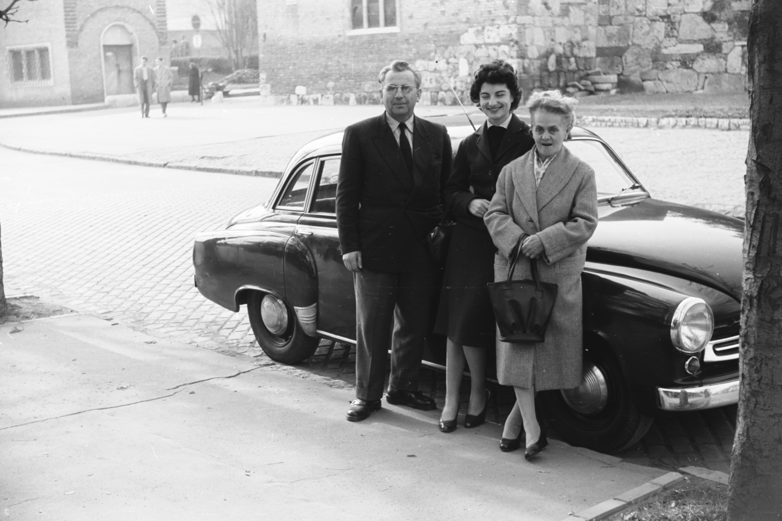 Hungary, Székesfehérvár, Várkörút (Népköztársaság út), háttérben a Romkert., 1960, Chuckyeager tumblr, Fortepan #133761