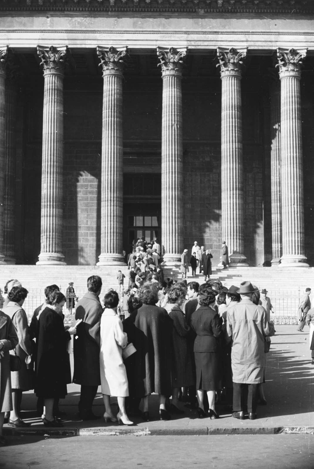 Hungary, Budapest XIV., Hősök tere, Szépművészeti Múzeum. A Drezdai Képtár 1959. október 24. - 1960. január 20. között tartott vendégkiállításának látogatói., 1960, Chuckyeager tumblr, standing in line, Budapest, Fortepan #133762