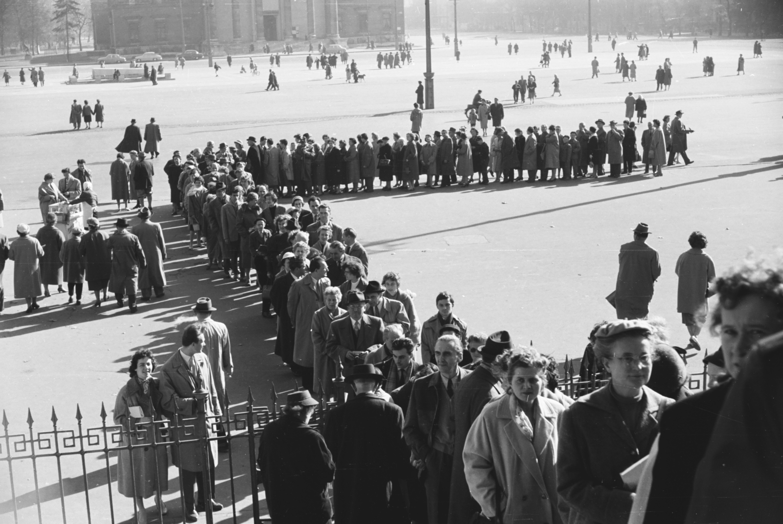 Hungary, Budapest XIV., Hősök tere a Szépművészeti Múzeum előtt. A Drezdai Képtár 1959. október 24. - 1960. január 20. között tartott vendégkiállításának látogatói., 1960, Chuckyeager tumblr, standing in line, Budapest, Fortepan #133764