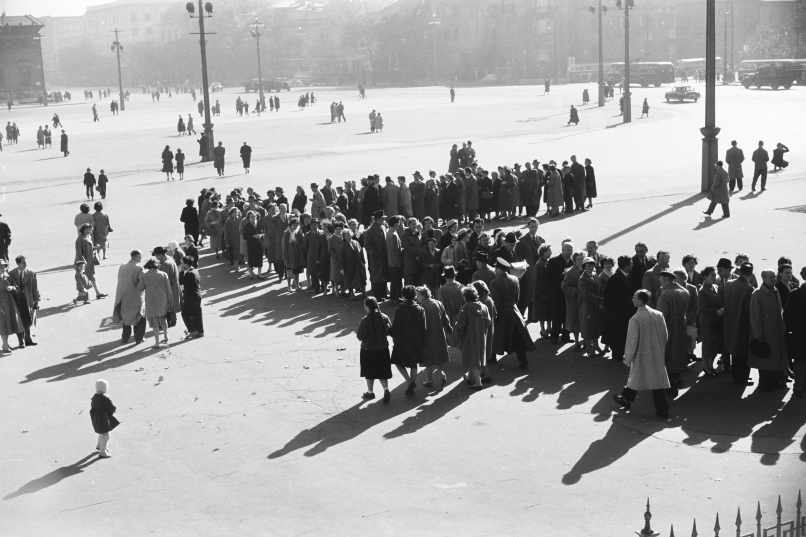 Hungary, Budapest XIV., Hősök tere a Szépművészeti Múzeum előtt. A Drezdai Képtár 1959. október 24. - 1960. január 20. között tartott vendégkiállításának látogatói., 1960, Chuckyeager tumblr, standing in line, Budapest, Fortepan #133765