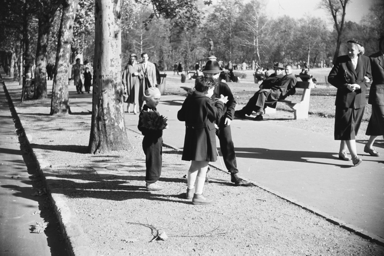 Hungary, Budapest XIV., Kós Károly sétány (Városligeti Népköztársaság útja), távolabb a Vajdahunyad sétány mellett Alpár Ignác szobra., 1960, Chuckyeager tumblr, Budapest, kids, Fortepan #133766