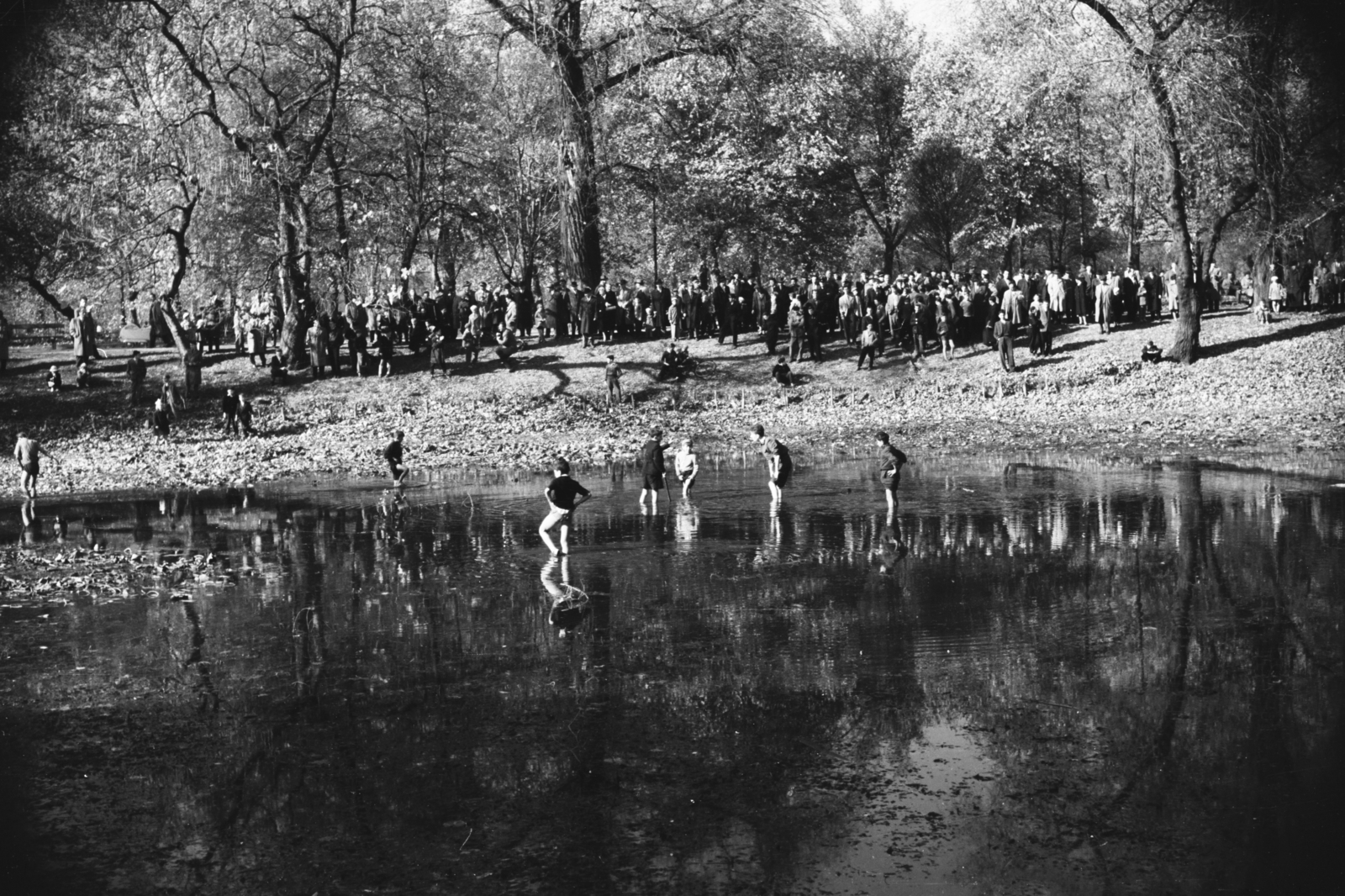 Hungary, Budapest XIV., Városligeti-tó a Kós Károly sétány (Városligeti Népköztársaság útja) felé nézve., 1960, Chuckyeager tumblr, Budapest, reflection, kids, gaping, splashing, boys, Fortepan #133767