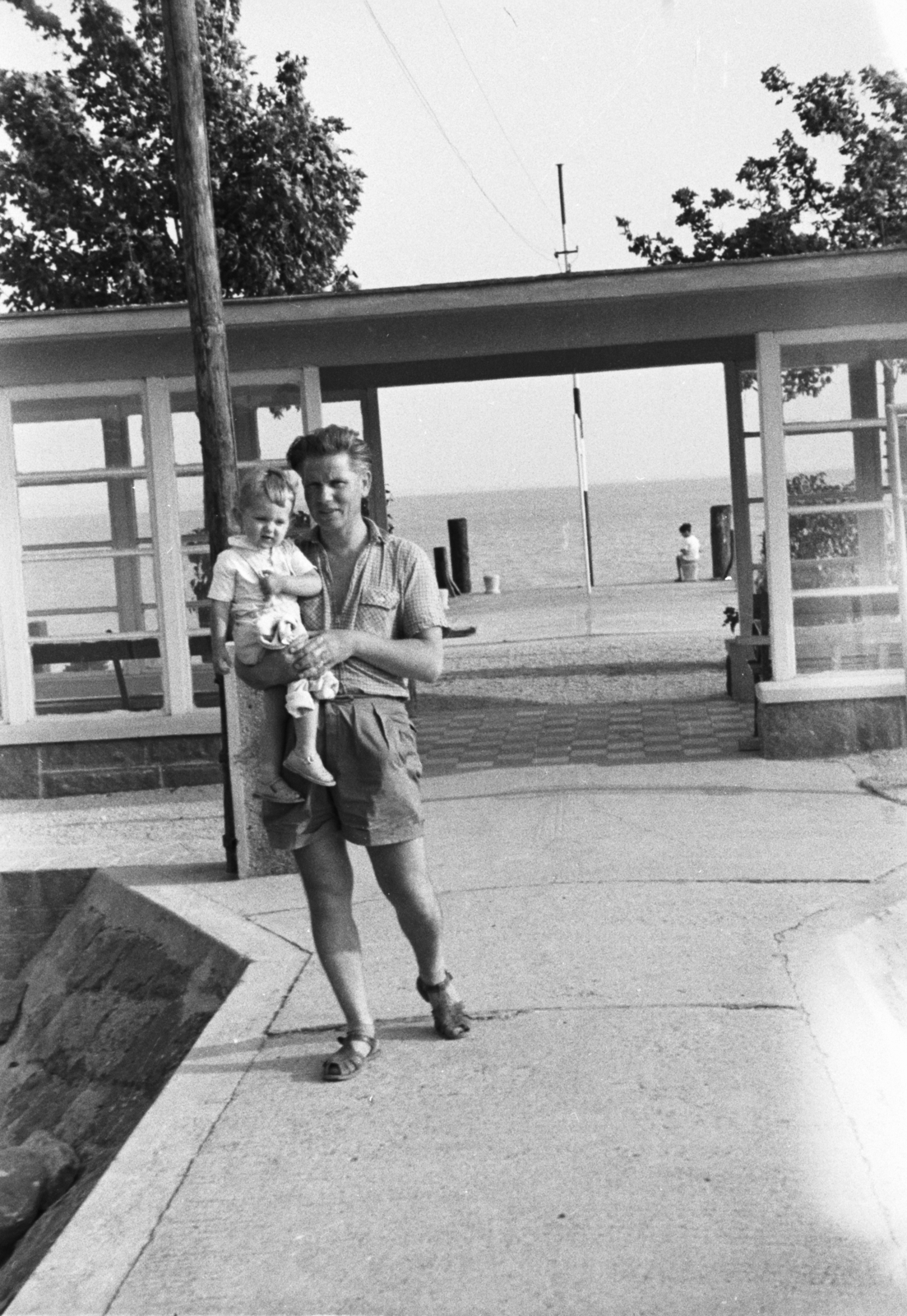 Hungary, Balatonkenese, hajóállomás., 1955, Chuckyeager tumblr, hold in arms, Fortepan #133777