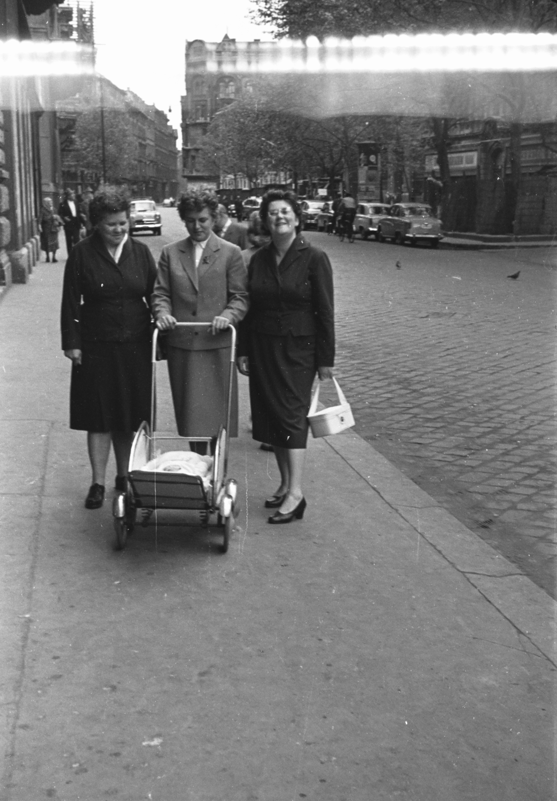 Magyarország, Budapest VI., Liszt Ferenc tér, távolabb a Király (Majakovszkij) utca - Kertész utca kereszteződése., 1957, Chuckyeager tumblr, Budapest, nők, retikül, kosztüm, babakocsi, Fortepan #133796