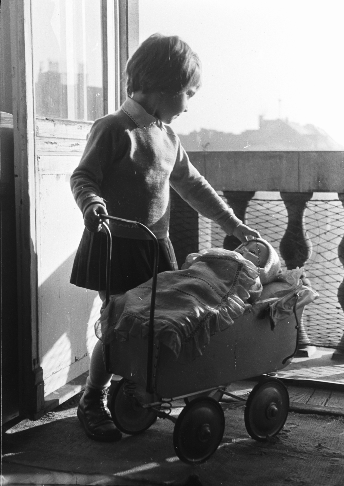 Hungary, Budapest XIII., a Nyugati (Marx) tér 5. számú ház egyik lakásából a Bajcsy-Zsilinszky út felé nézve., 1960, Chuckyeager tumblr, Budapest, girl, toy doll, baby carriage, Fortepan #133799