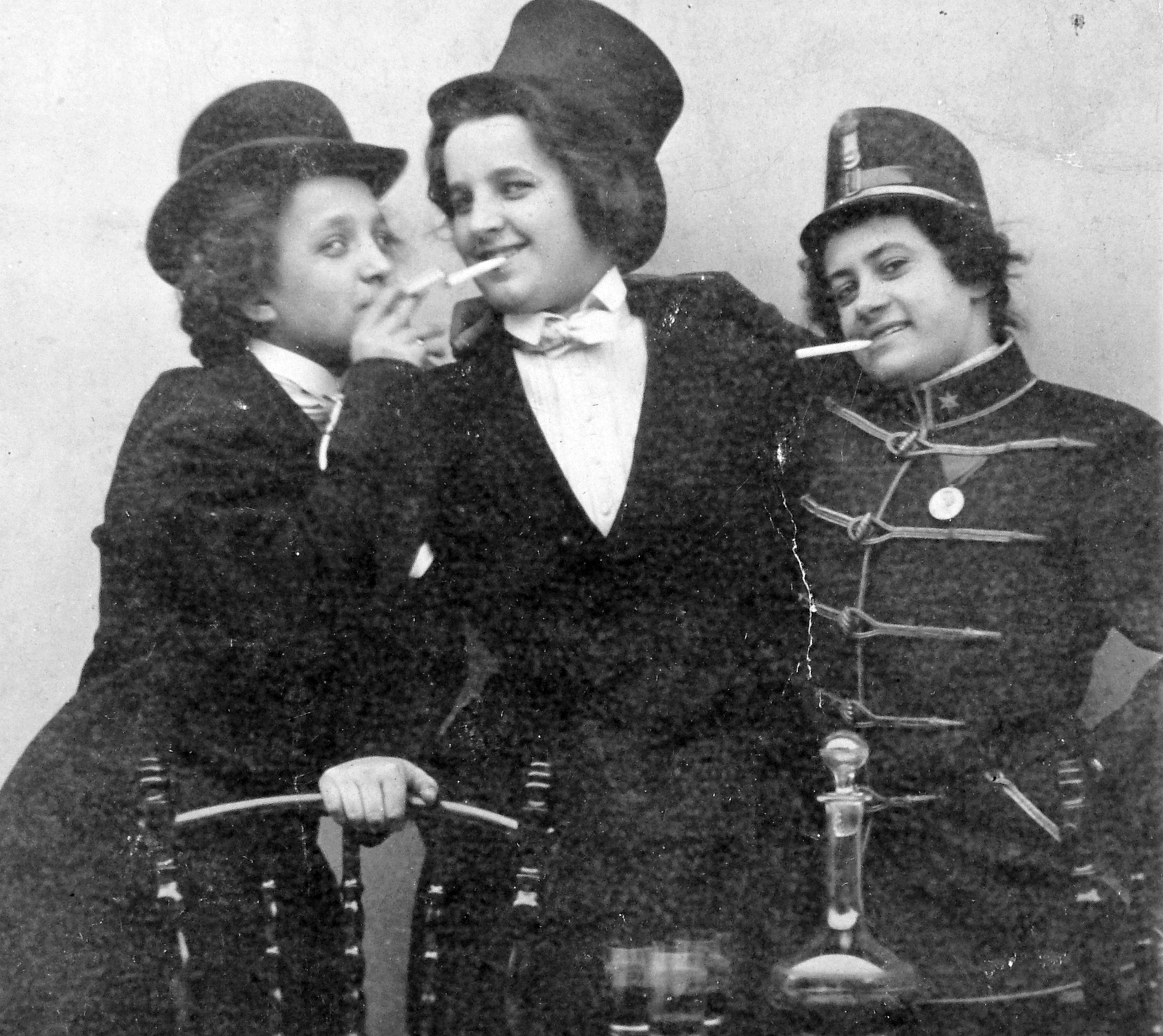 1916, Fortepan, kalap, dohányzás, egyenruha, csoportkép, nők, tréfálkozás, jelmez, italozás, rágyújt, cross-dressing, Fortepan #13380
