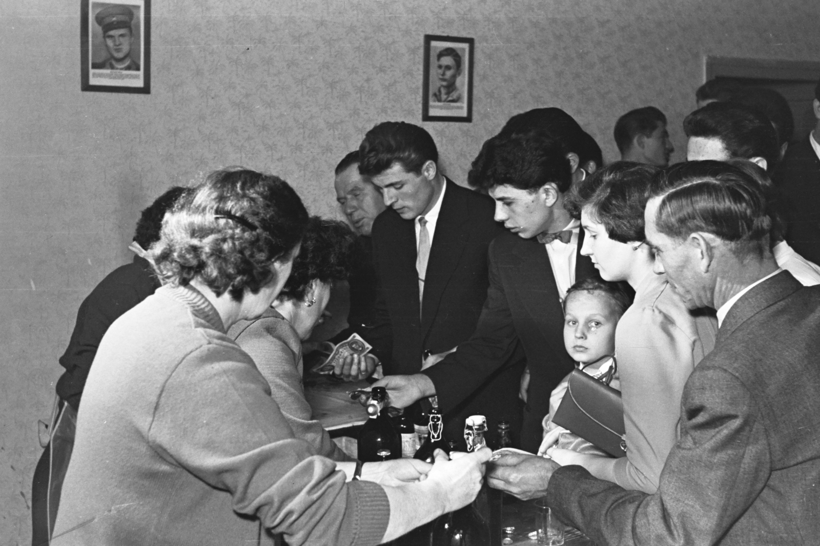 Hungary, Budapest XXI., Táncsics Mihály utca 92-98., Jedlik Ányos Gimnázium., 1958, Chuckyeager tumblr, Budapest, photo in a frame, paper money, buffet, Fortepan #133827