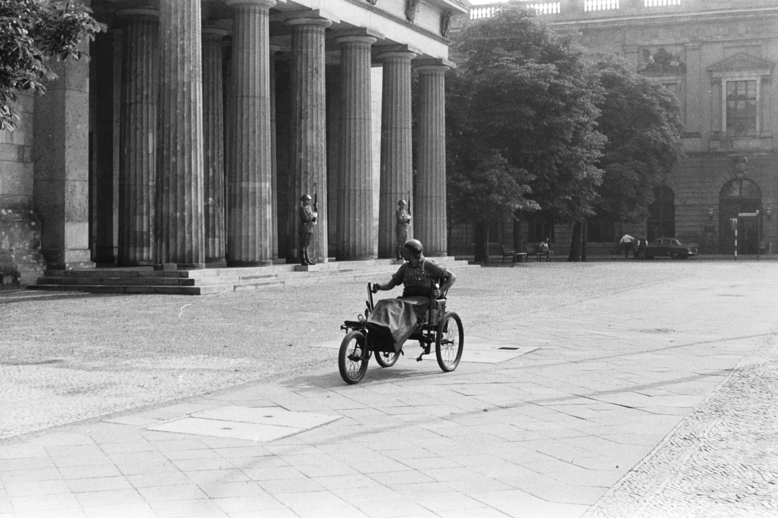 Germany, Berlin, Kelet-Berlin, Unter den Linden, a háborús áldozatok emlékműve (Neue Wache)., 1963, Chuckyeager tumblr, GDR, East-Berlin, wheelchair, tricycle, Fortepan #133854