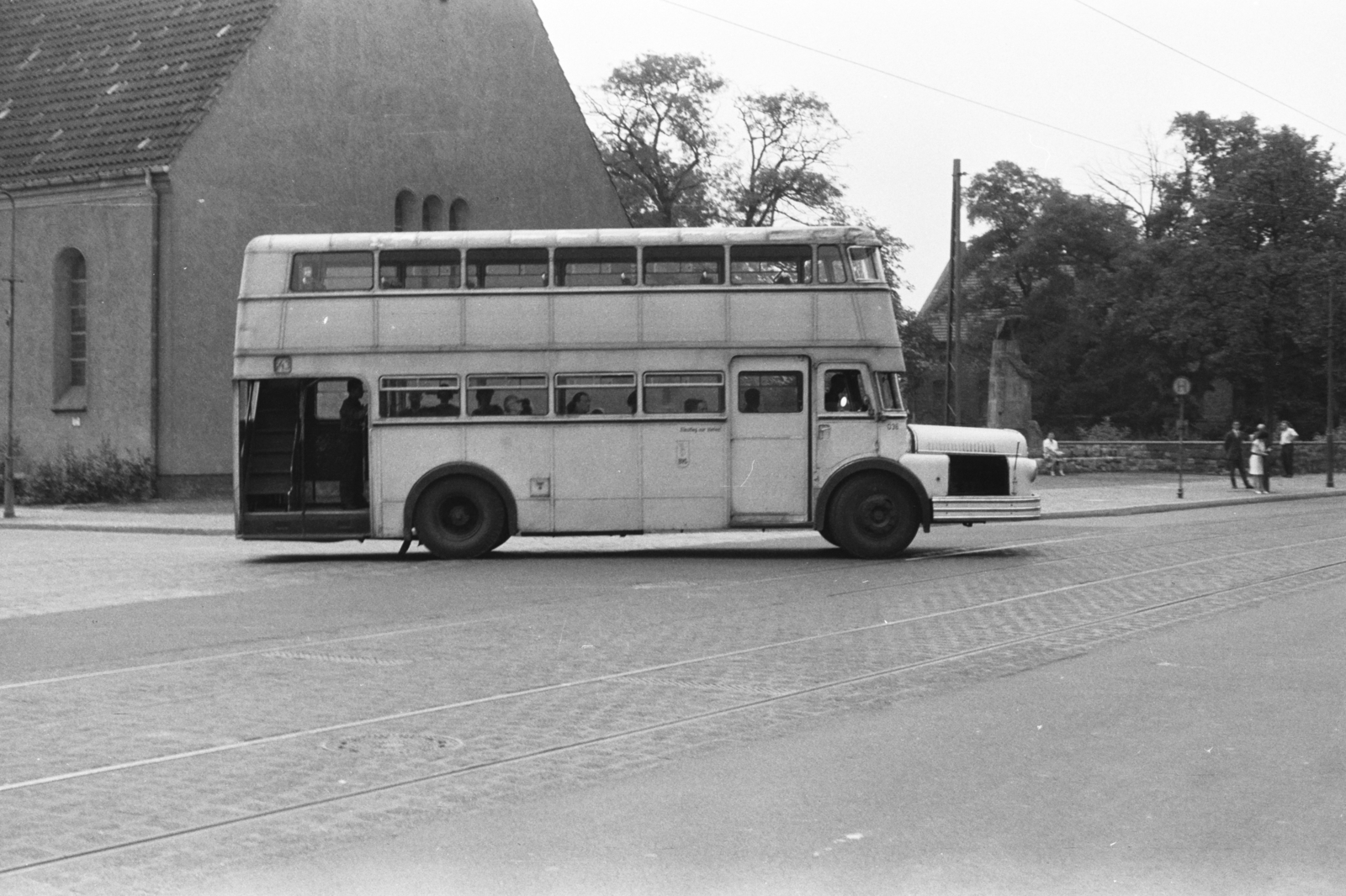 Germany, Berlin, Kelet-Berlin, az Am Tierpark az Alfred-Kowalke-Strasse kereszteződésénél. Balra a lichtenbergi evangélikus templom (Evangelische Paul-Gerhardt-Kirchengemeinde Lichtenberg)., 1963, Chuckyeager tumblr, GDR, double-decker, East-Berlin, Bautzen DO 54, Fortepan #133861