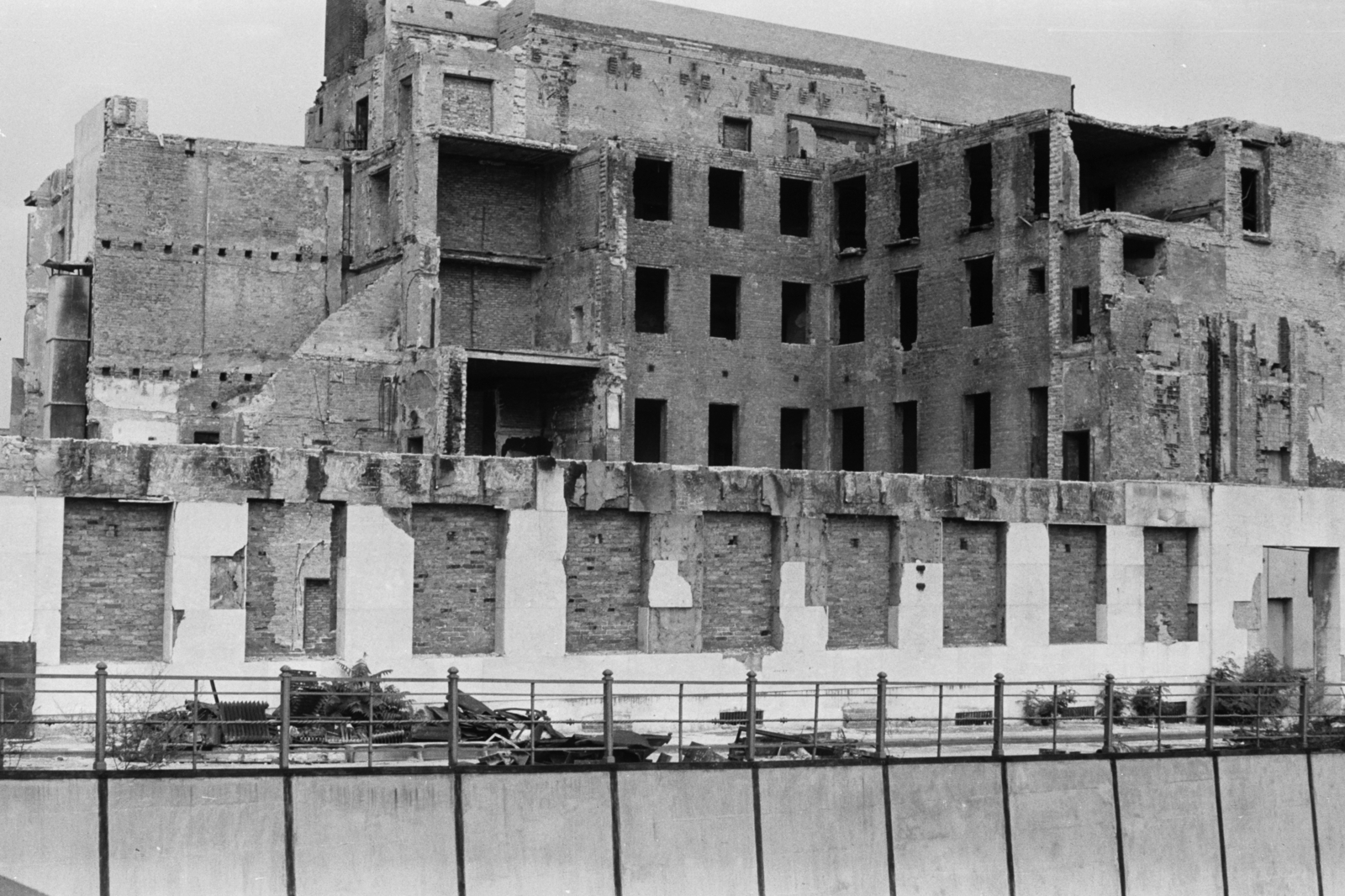 Germany, Berlin, Kelet-Berlin, az egykori Birodalmi Bank épületének romjai a Spree-csatorna partján a Jungfernbrücke felől nézve., 1963, Chuckyeager tumblr, GDR, ruins, Fortepan #133866