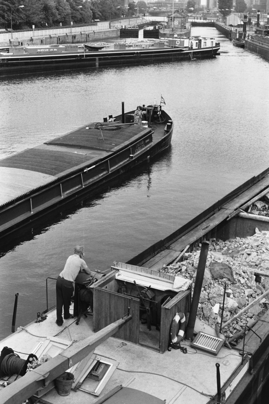 Germany, Berlin, Kelet-Berlin, a Spree folyó a Mühlendammbrücke-ről nézve., 1963, Chuckyeager tumblr, GDR, East-Berlin, shore, ship, Fortepan #133867