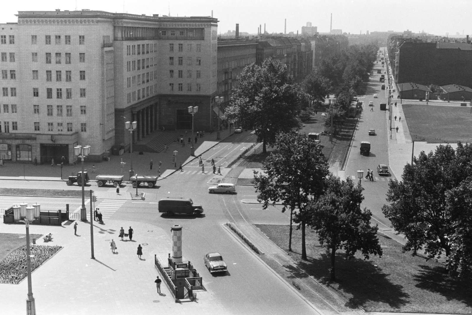 Németország, Berlin, Kelet-Berlin, balra a Frankfurter Allee, szemben a Waschauer Strasse, jobbra a Karl-Marx-Allee., 1963, Chuckyeager tumblr, NDK, Kelet-Berlin, Fortepan #133874