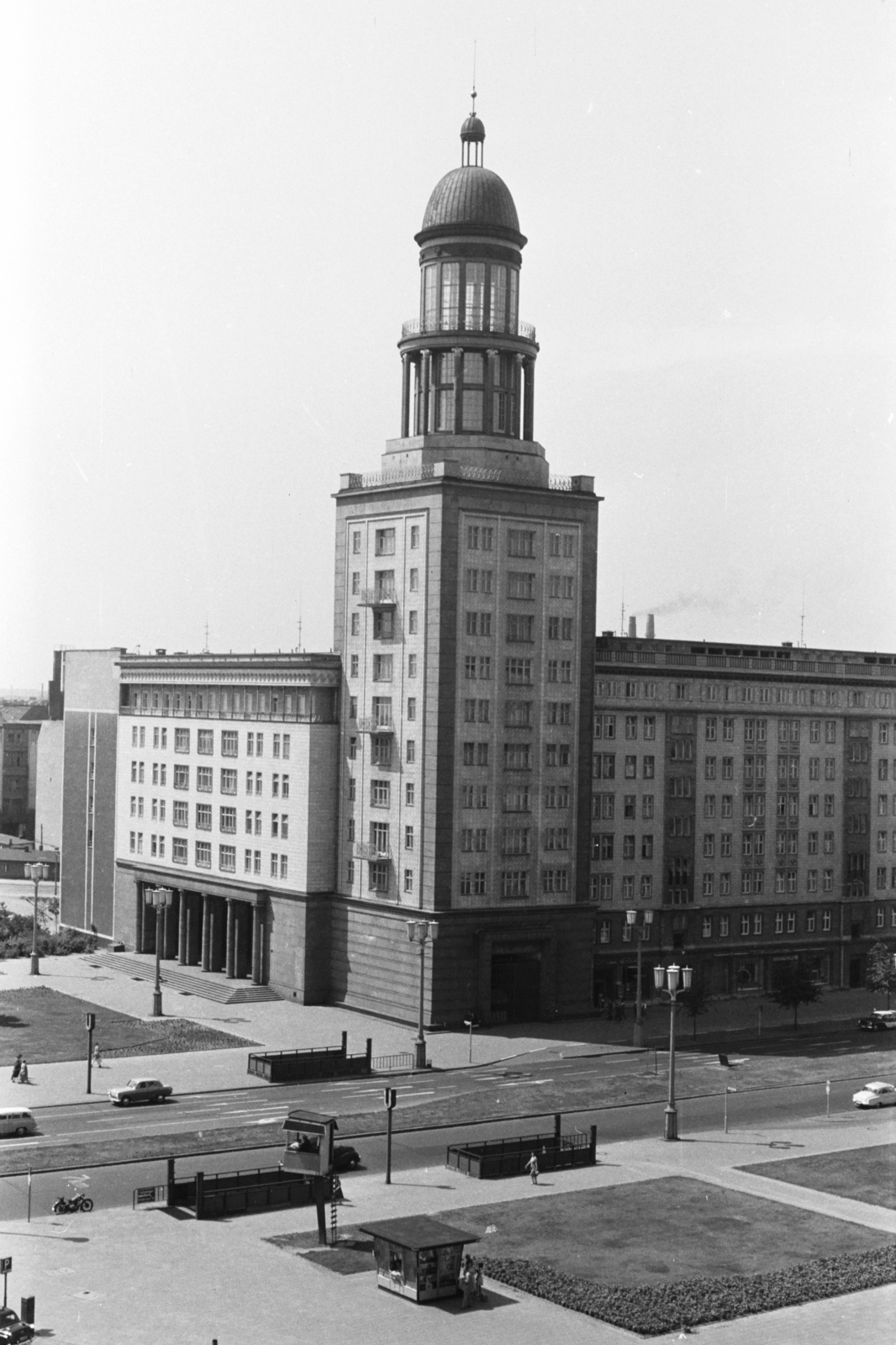 Németország, Berlin, Kelet-Berlin, a Karl-Marx-Allee és a Frankfurter Allee kereszteződése, Frankfurter Tor., 1963, Chuckyeager tumblr, NDK, szocreál, Kelet-Berlin, Hermann Henselmann-terv, Fortepan #133875